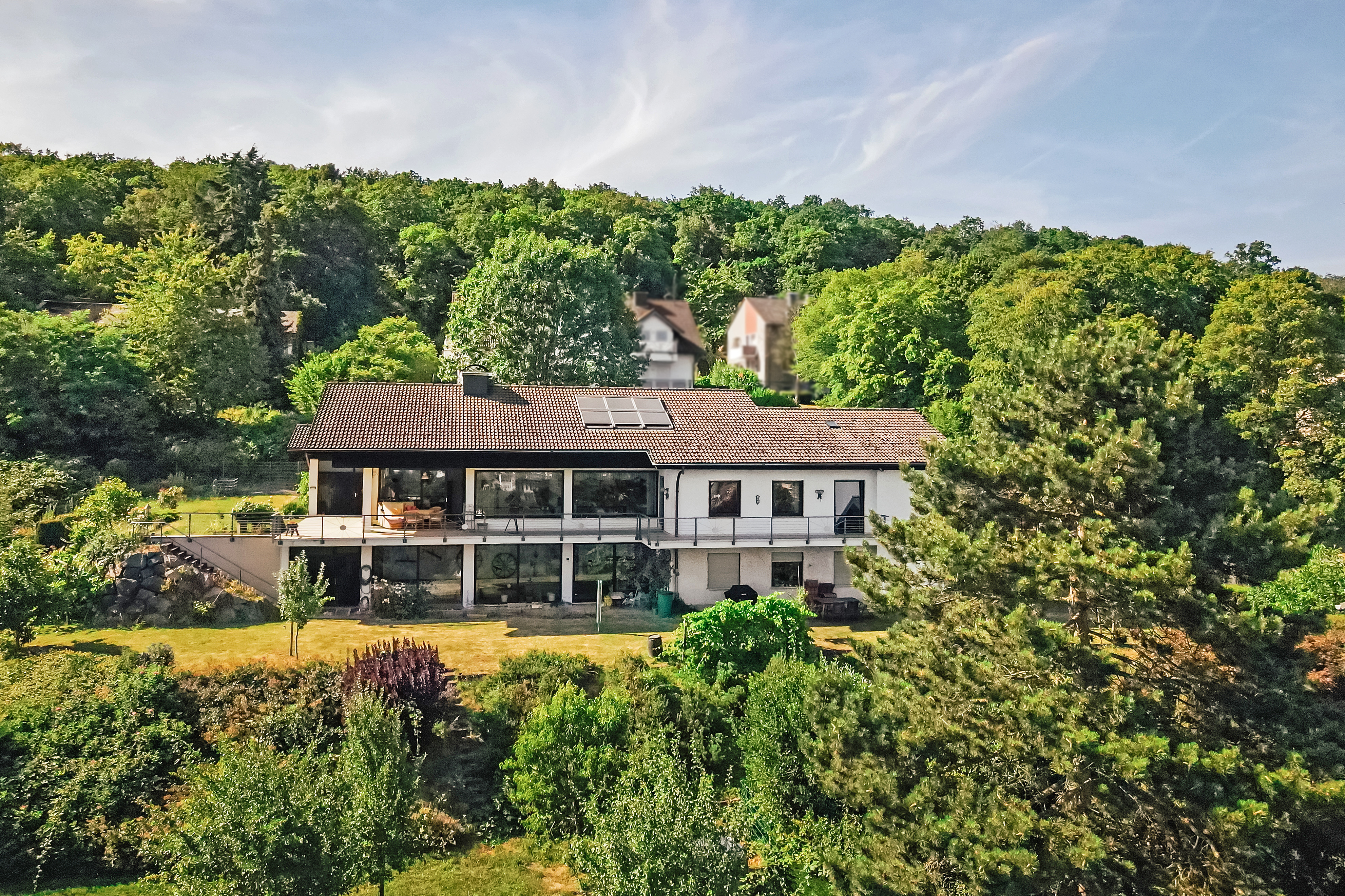 Großzügiges Familienhaus in bester Aussichtslage der Stadt mit Einliegerwohnung