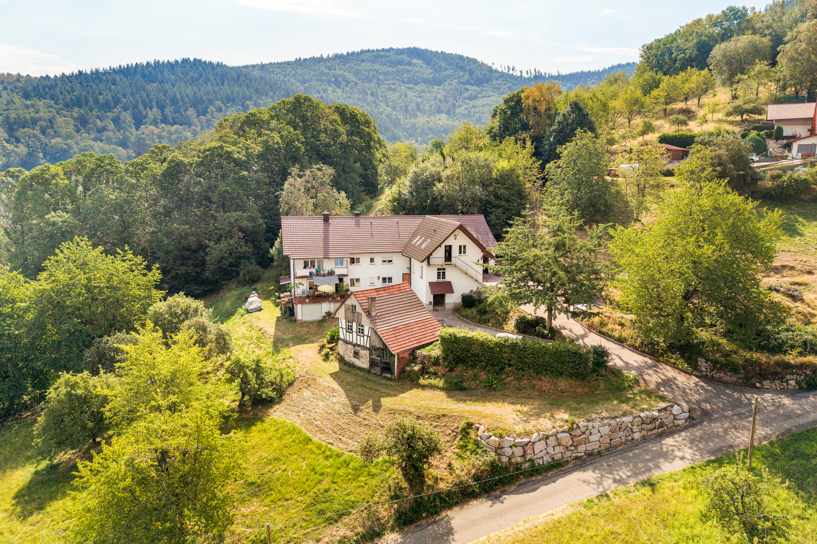 Naturnahes Anwesen mit Panoramablick, drei Wohneinheiten und rund zwei Hektar Grundstück