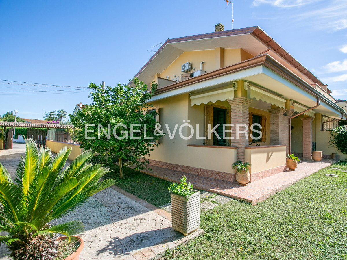 Villa with private garden in Parco dei Fiori residential complex – Sabaudia