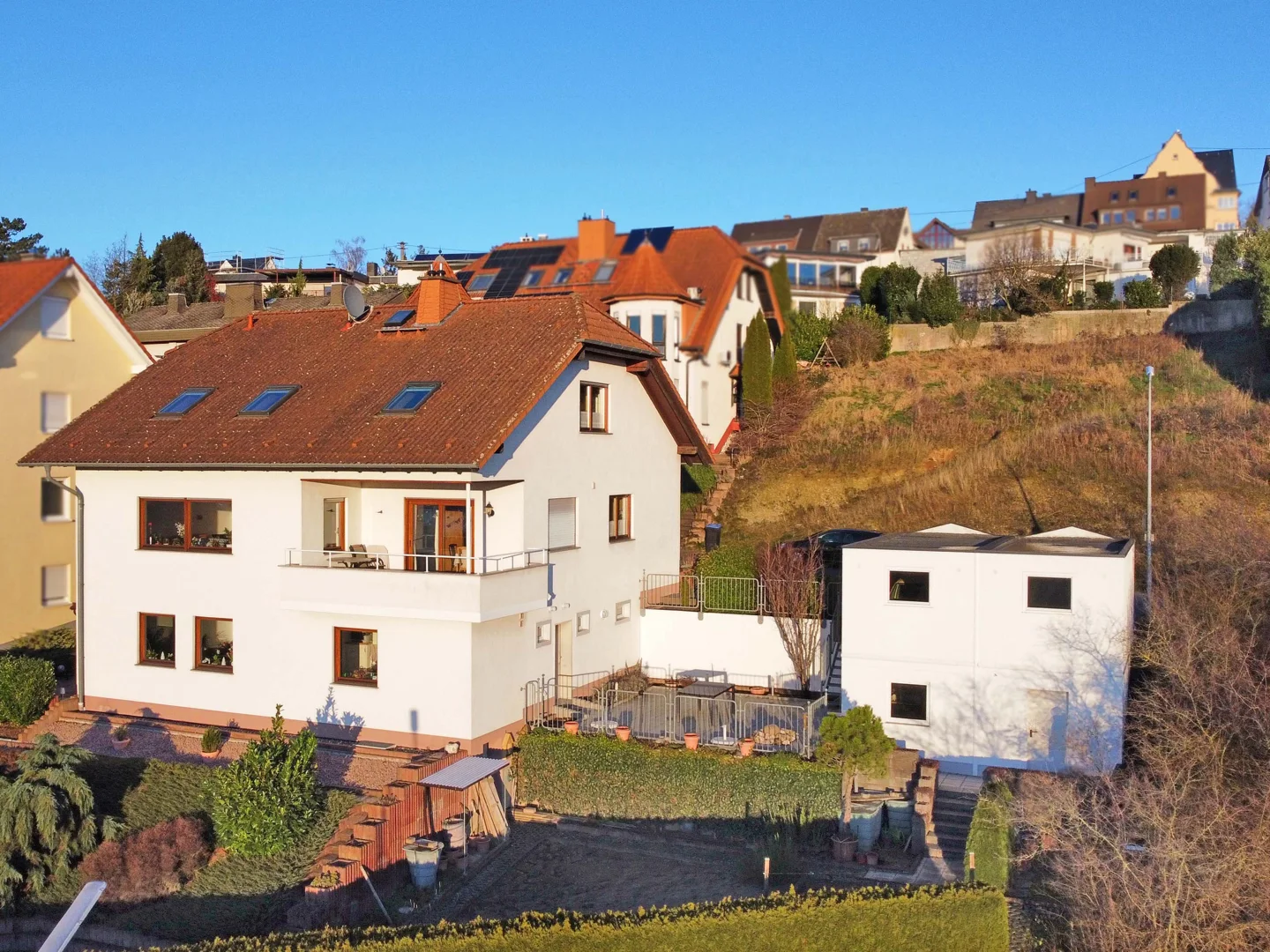Rheinblickpanorama: Großes Einfamilienhaus mit Einliegerwohnung in sonniger Lage