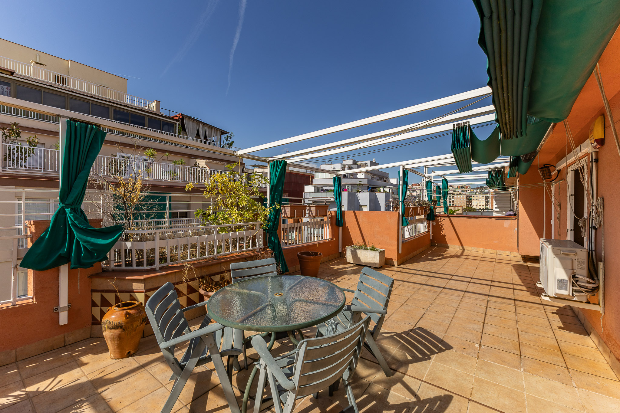 Impressive four-room penthouse with a 55m² terrace and parking in Hospitalet Centre