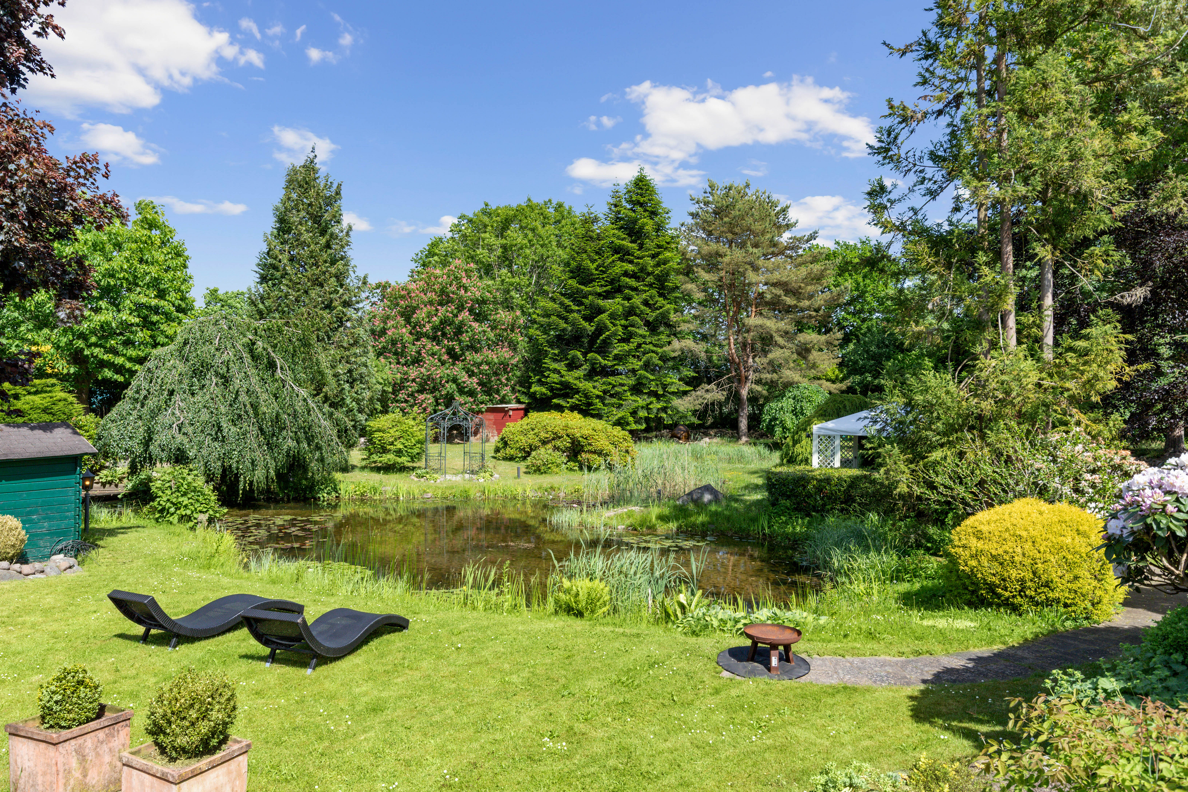 Stilvoll Wohnen am Duvenstedter Brook: Großzügiges Familiendomizil mit Garten- & Wellnessoase
