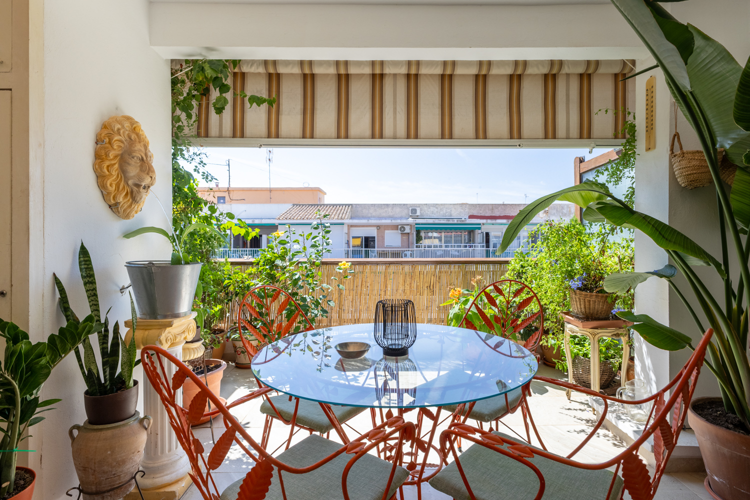 Practical penthouse with sea views. YEAR-ROUND RENTAL