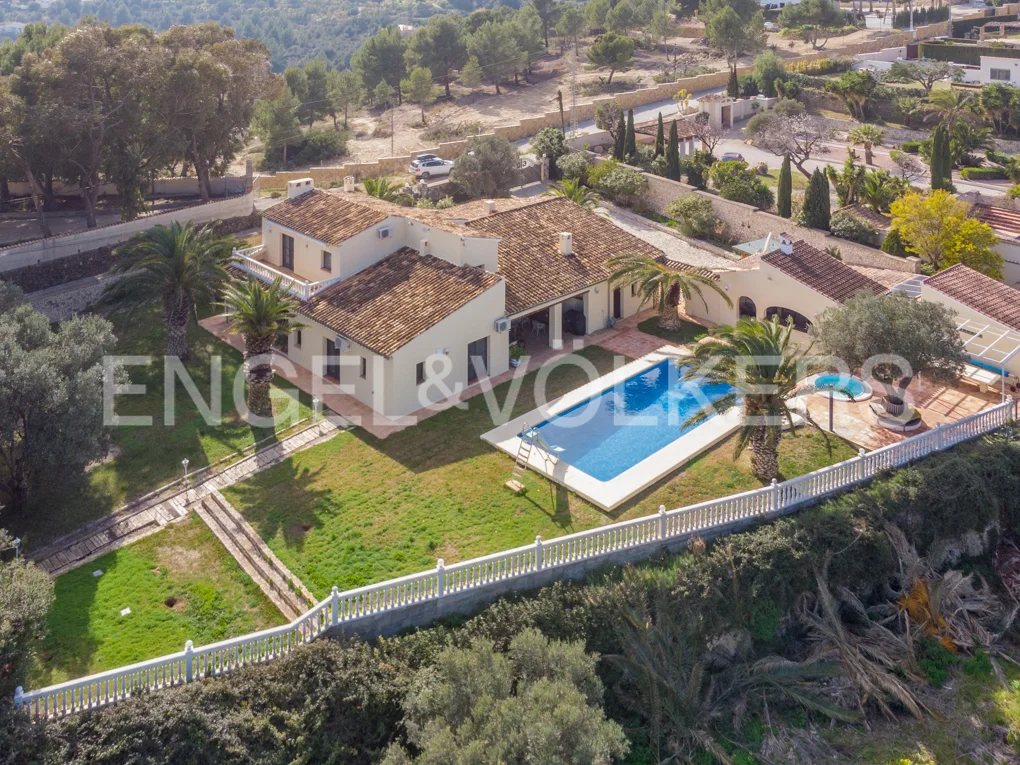 Unique estate with two houses and open views in Benissa