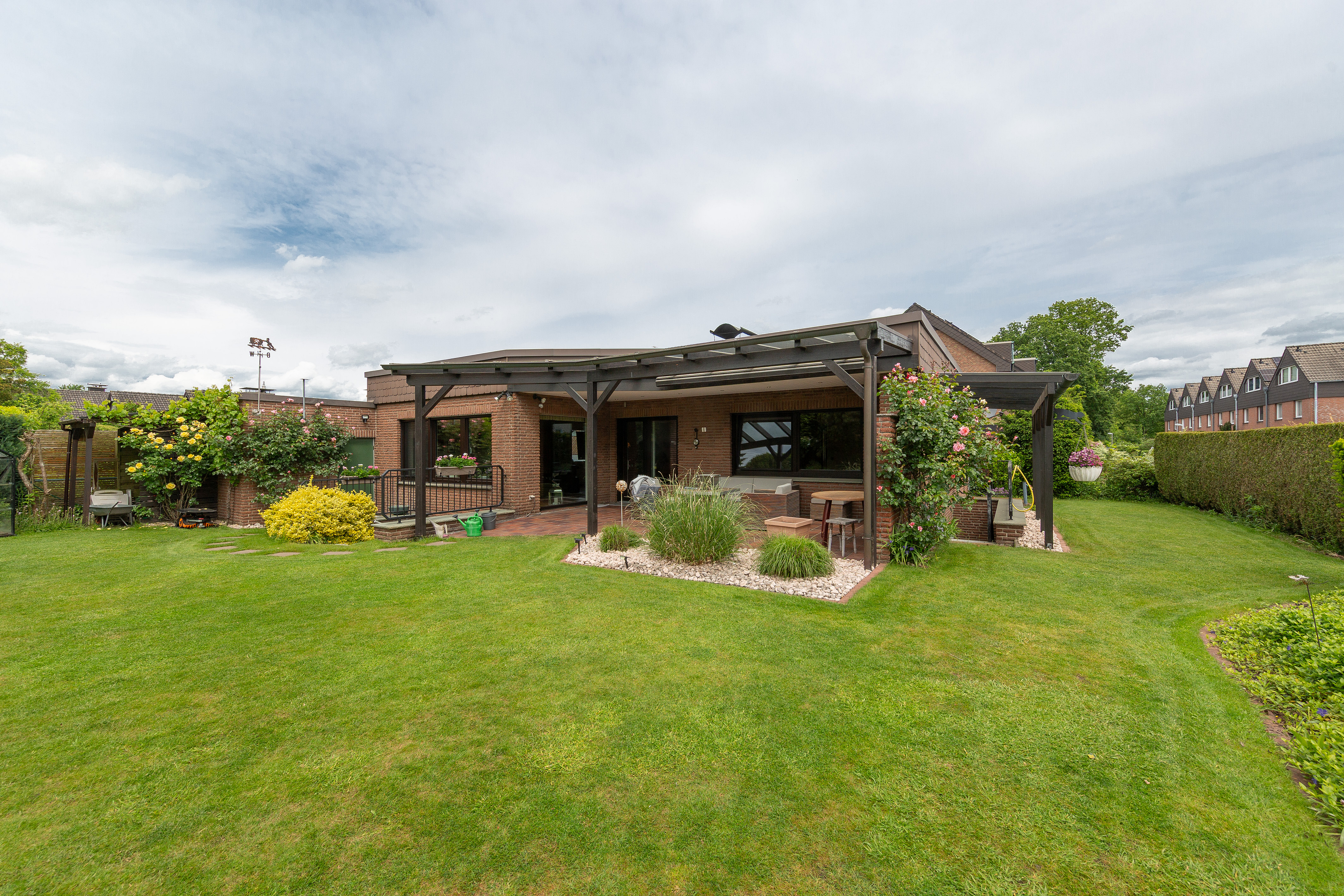 Lichtdurchfluteter Bungalow mit großem Südwest-Garten und viel Platz zum Entfalten