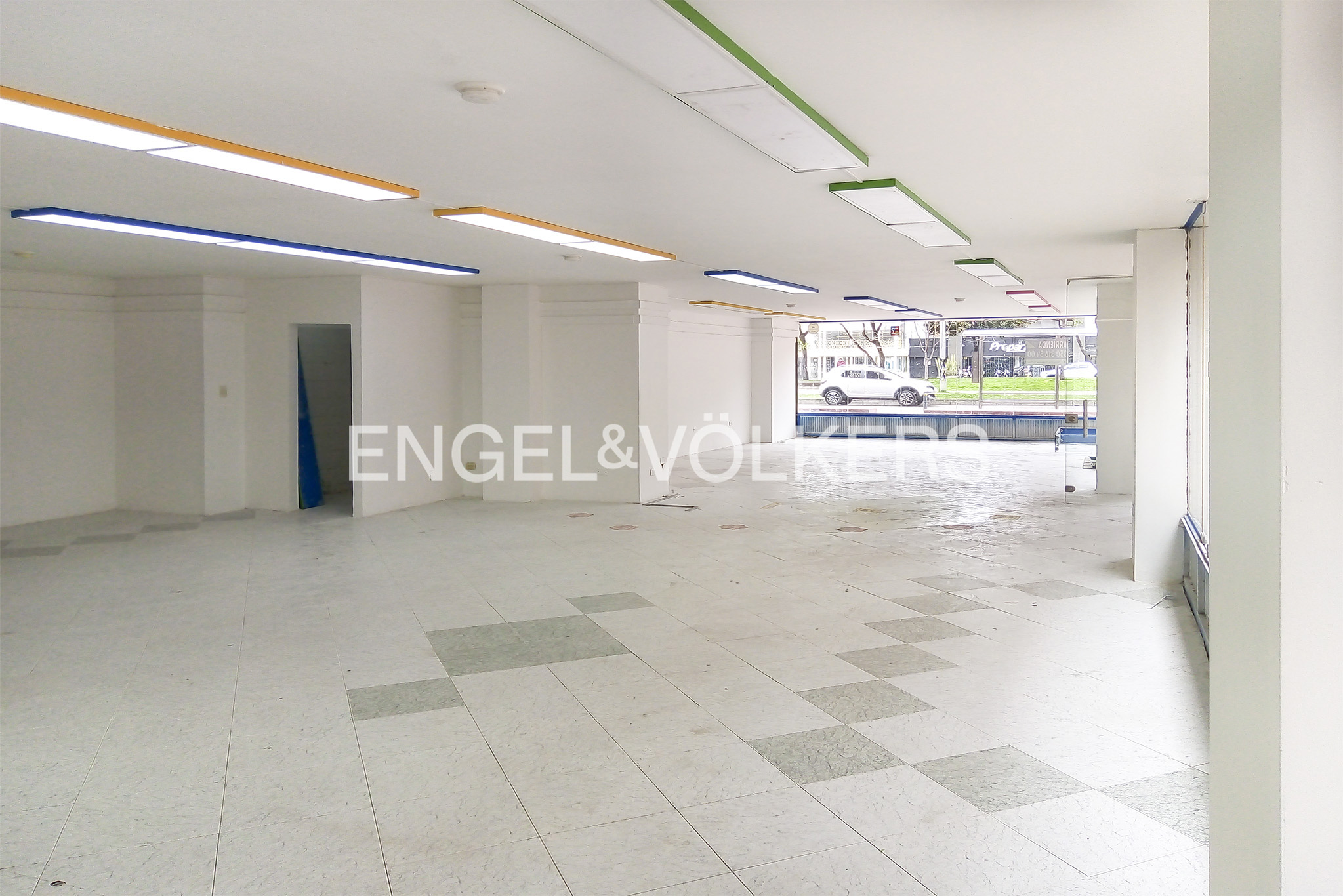Arriendo local de 140 m² sobre la av Pepe Sierra / Santa Barbara