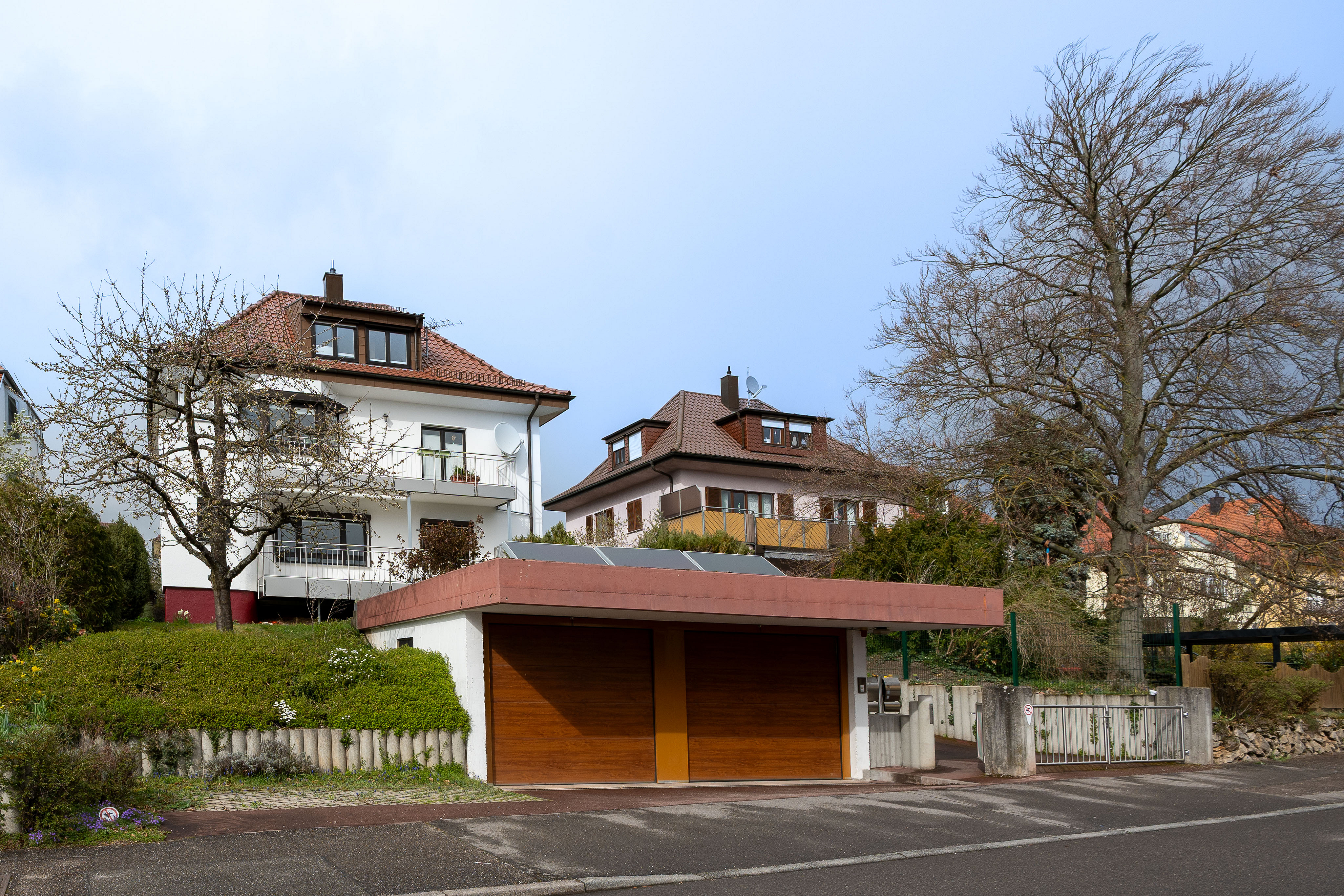 Zweifamilienhaus mit Balkon, Terrasse und vielseitigem Dachgeschoss