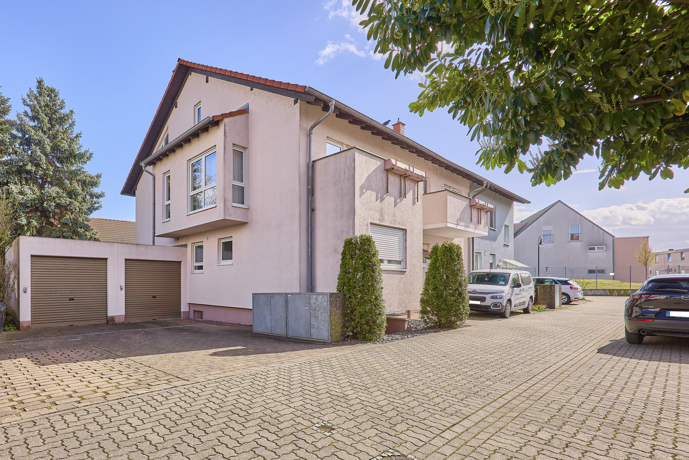 Großzügige Maisonettewohnung mit Balkon und Dachterrasse in gepflegtem 4-Parteien-Haus!