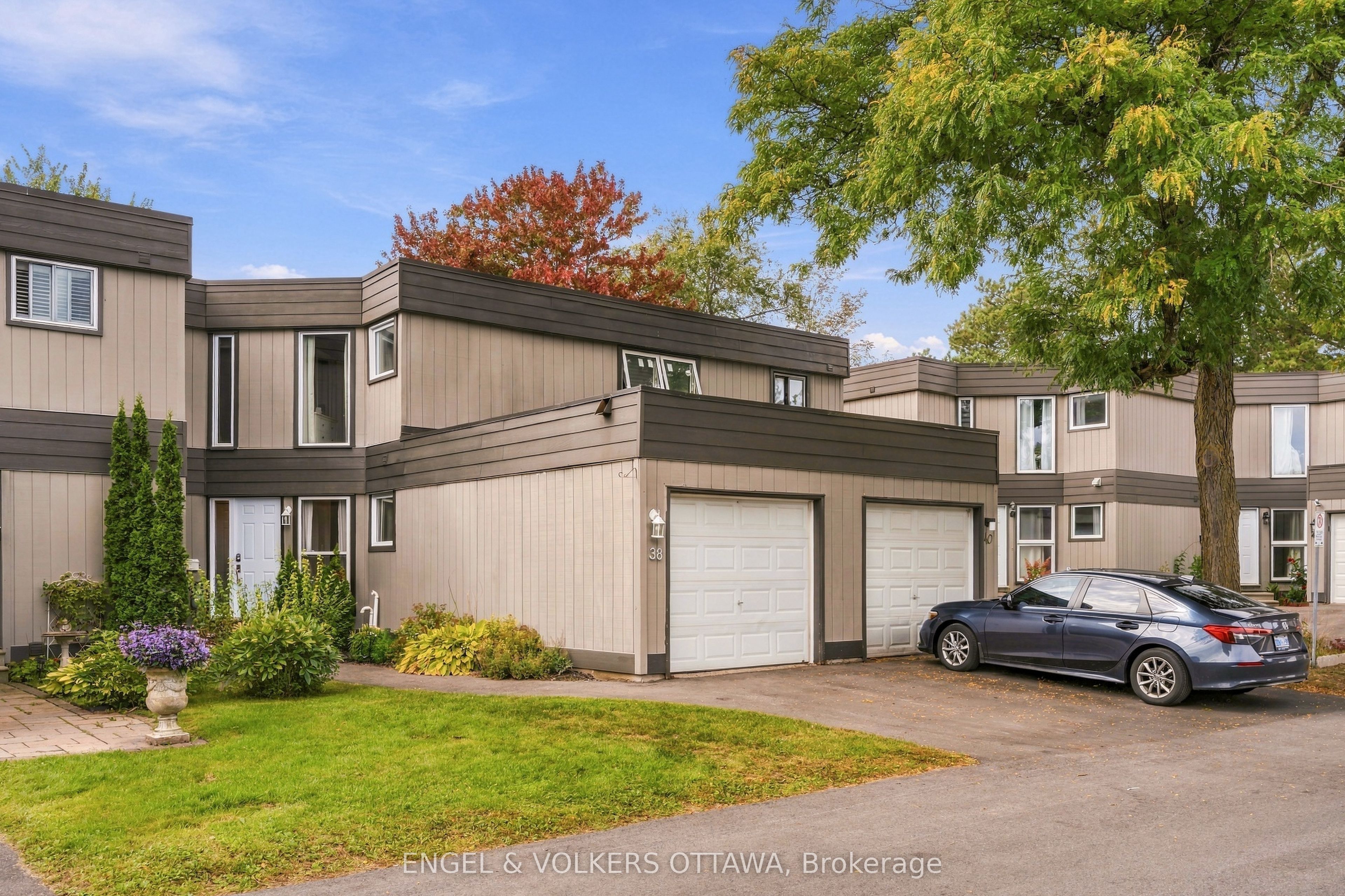 Updated 3 bed, 2 bath condo town in Blackburn Hamlet!