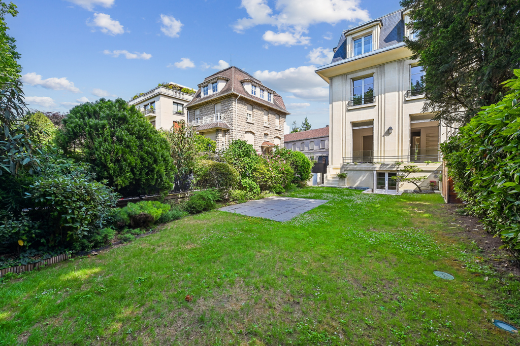 Hôtel particulier avec jardin idéalement situé