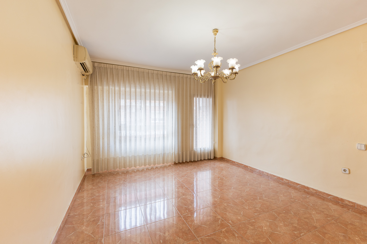 LIGHT, SPACE & METRO JUST STEPS AWAY! Your spacious 4-bedroom home in central Mislata