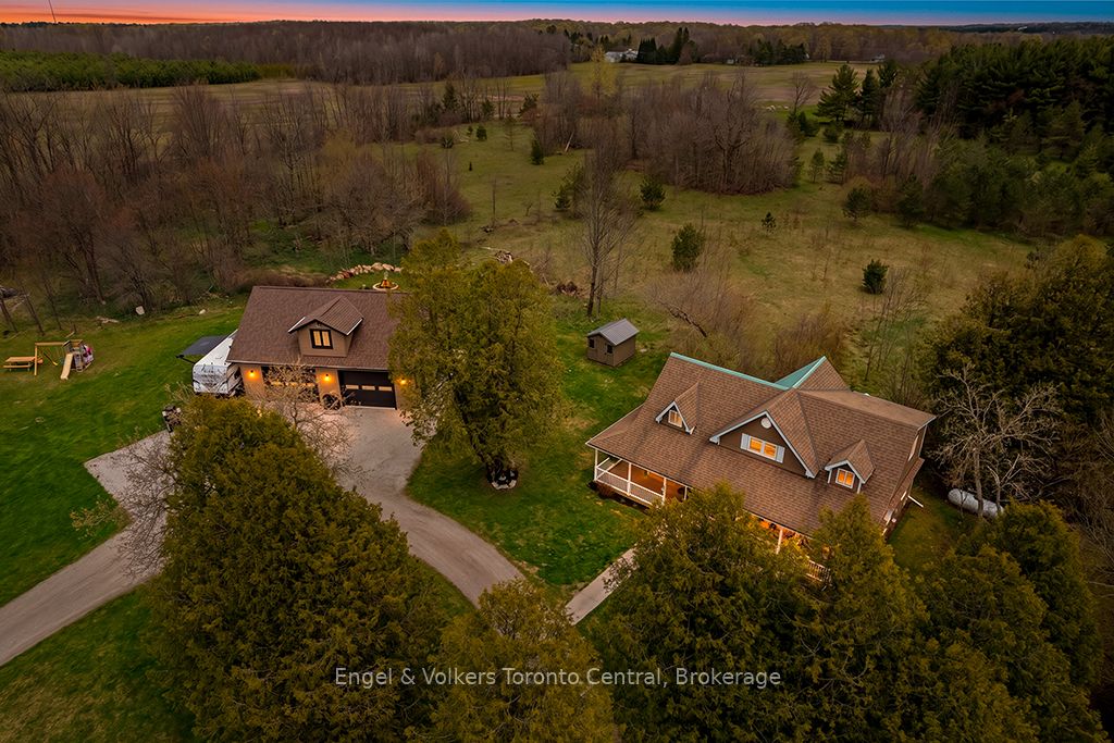 Highly Desirable Farmhouse In Waverley Heights