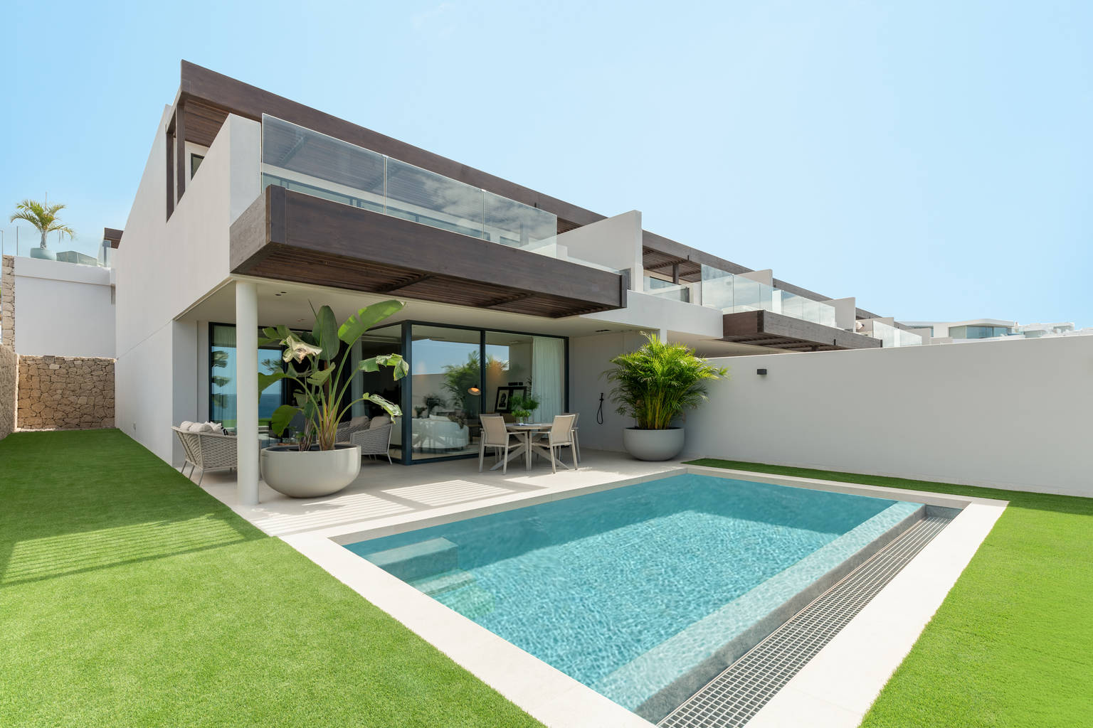 Iconic: Luxury 2-bedroom apartment with garden, private pool and sea views in Rokabella