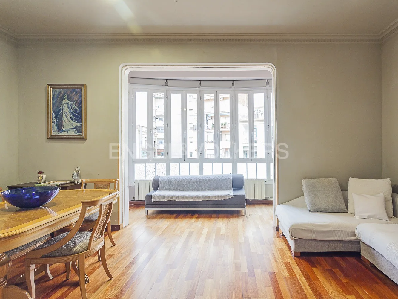 Spacious and bright high-rise in Eixample Dret