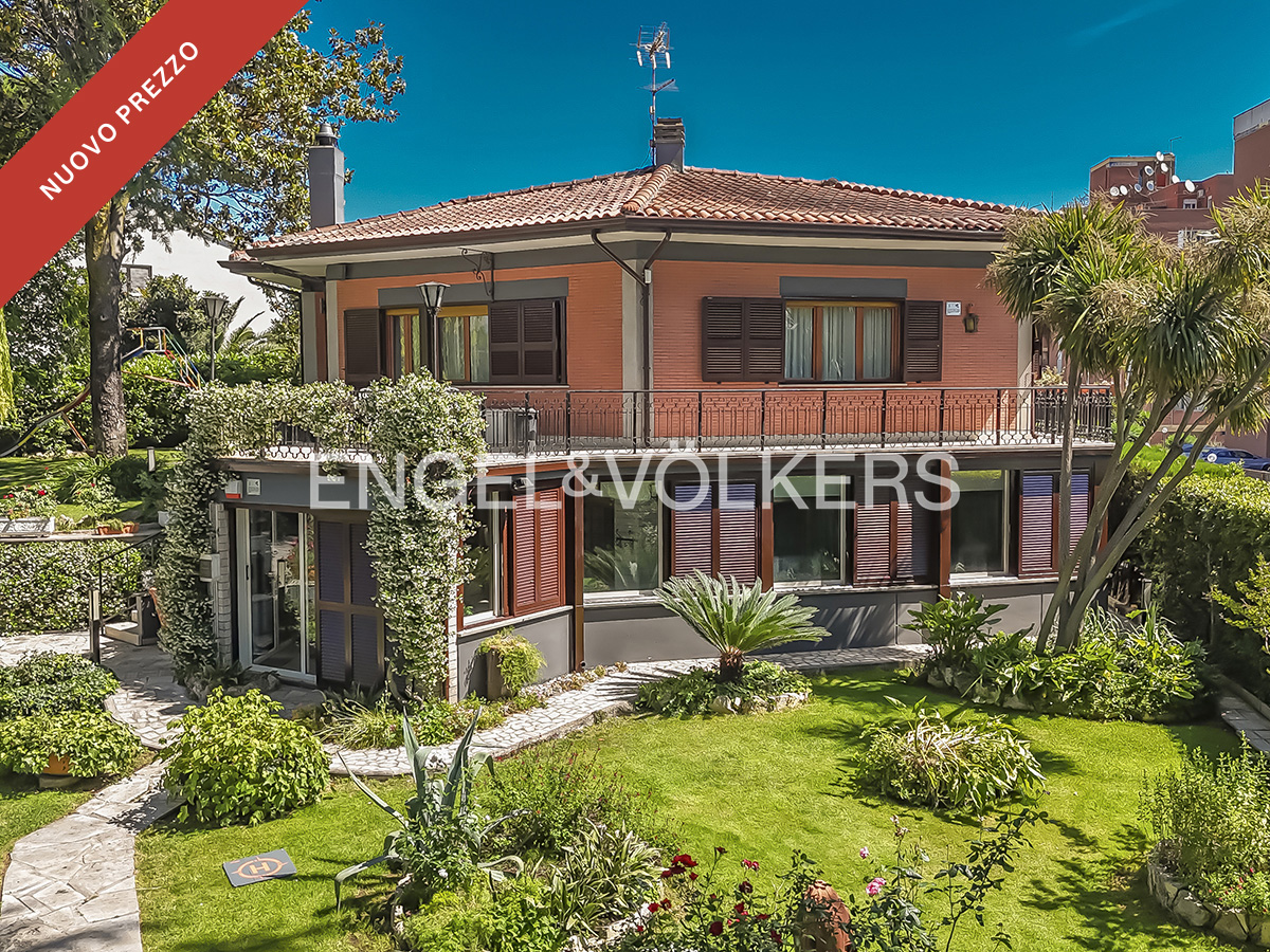 Beautiful two-level villa on Via dell'Universo