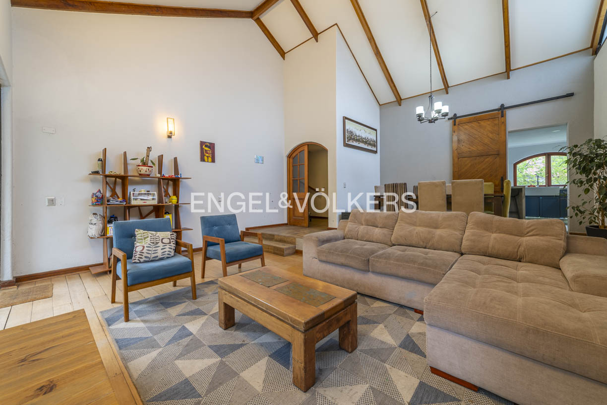 Amplia casa en seguro y exclusivo condominio