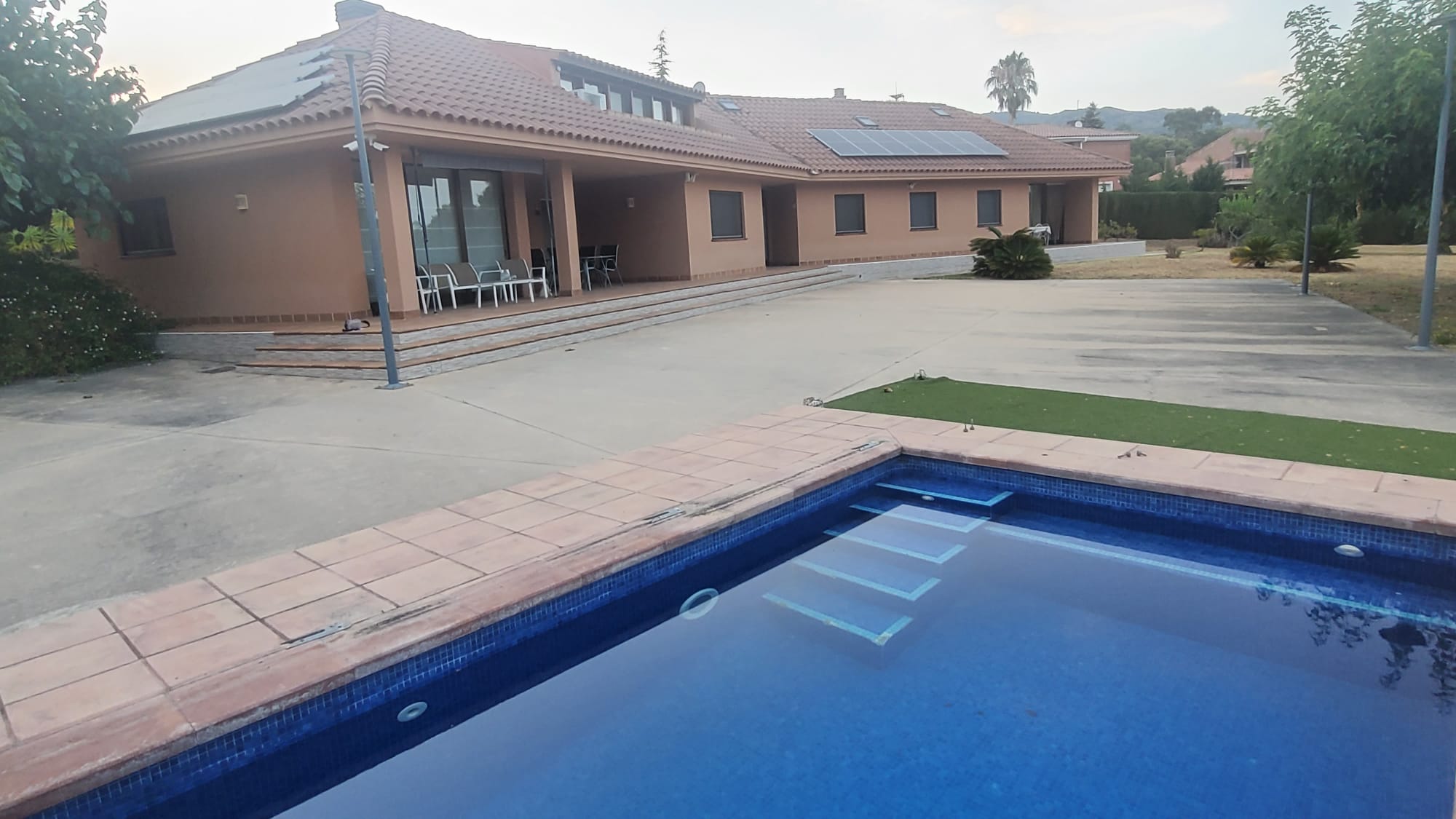 Exclusive single-story villa with a large garden.
