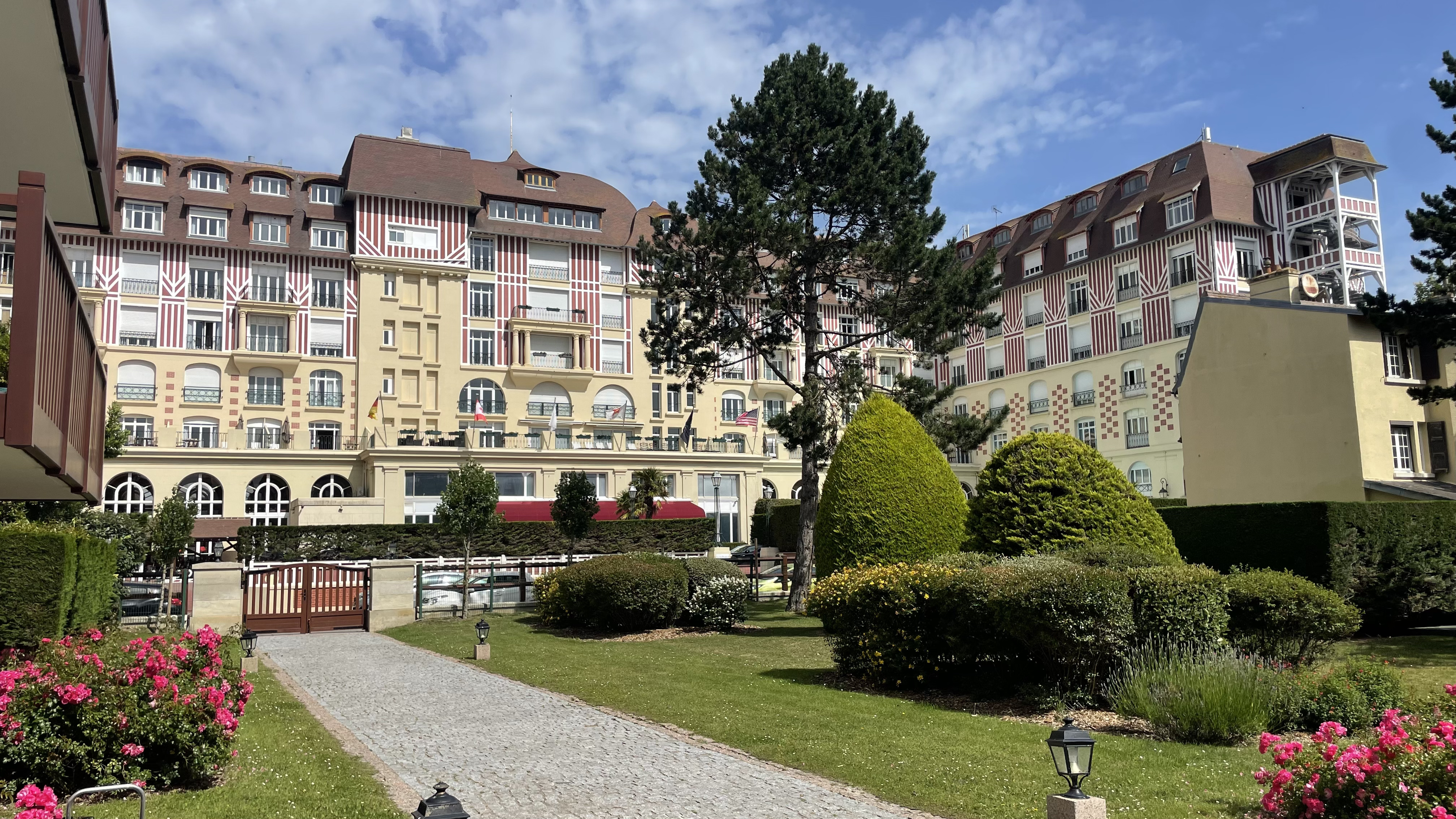 Exclusive Deauville Golden Triangle Beautiful duplex in perfect condition