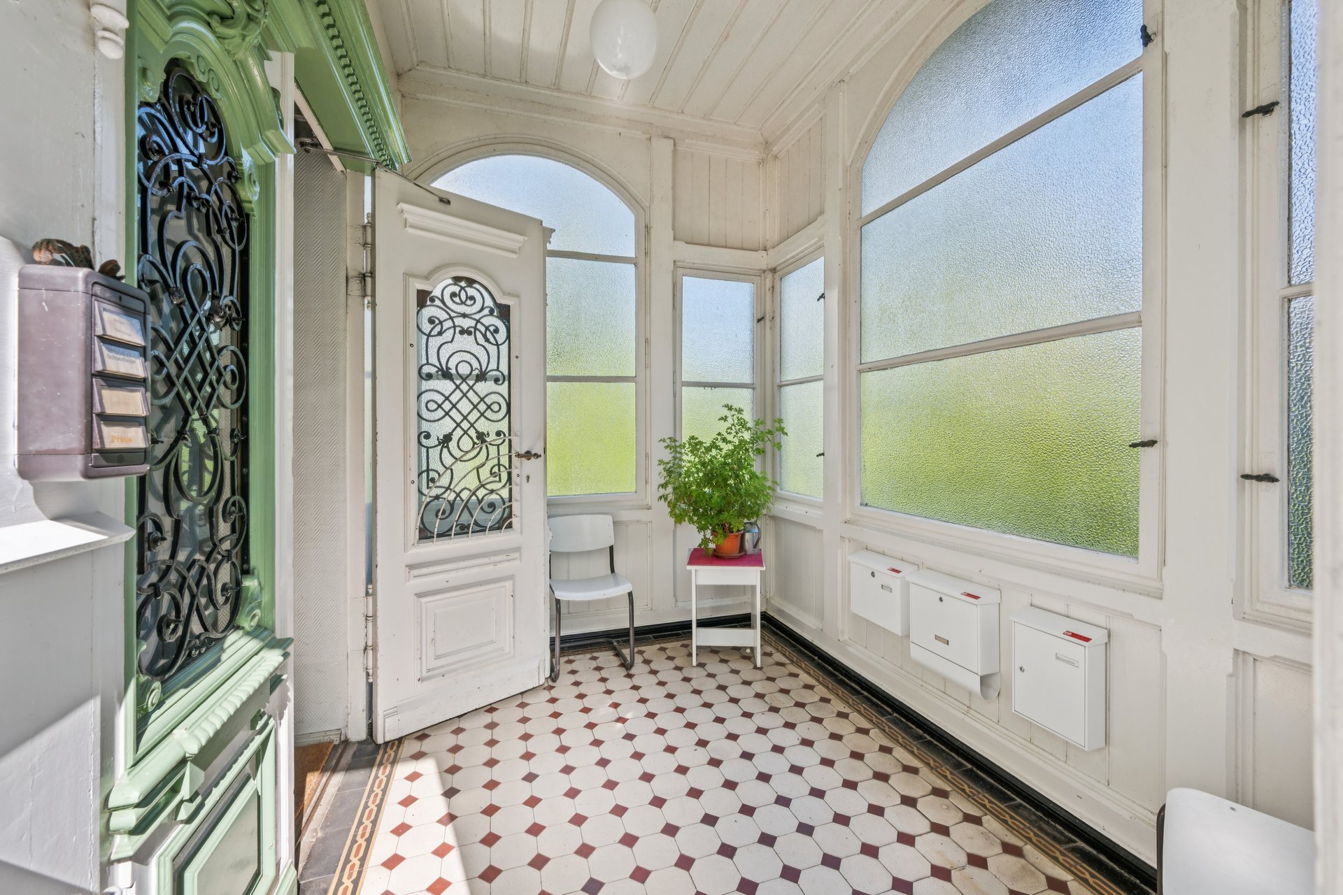 Berliner Villencharme neu gedacht – Historische Beletage mit großzügigem Privatgarten