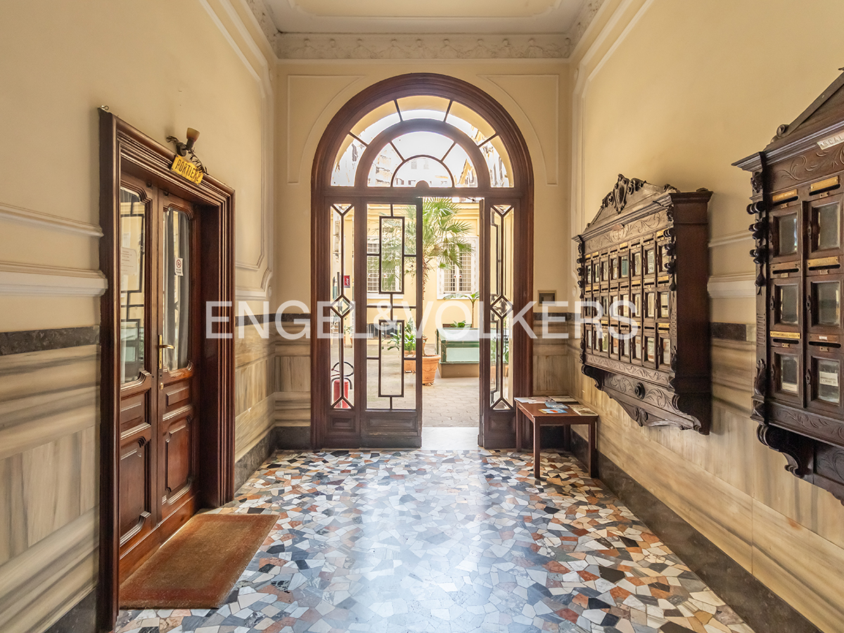 Office for rent in Prati, move-in ready