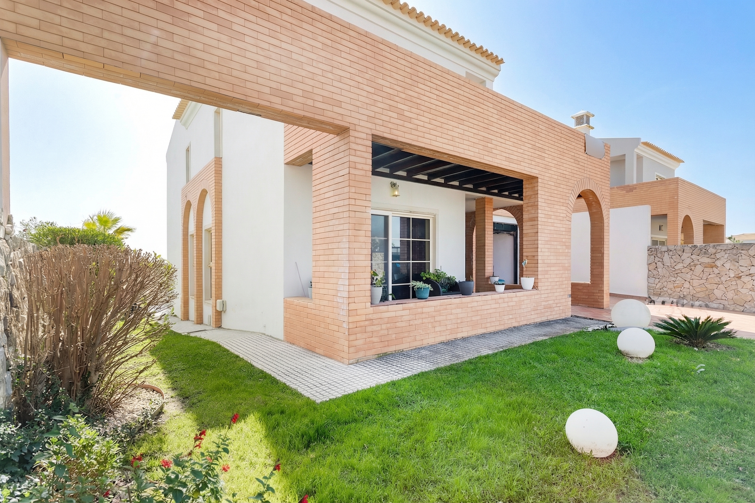 Elegante Villa mit 4 Schlafzimmern und Privatpool in bester Lage in Almancil [KI-modifiziert]