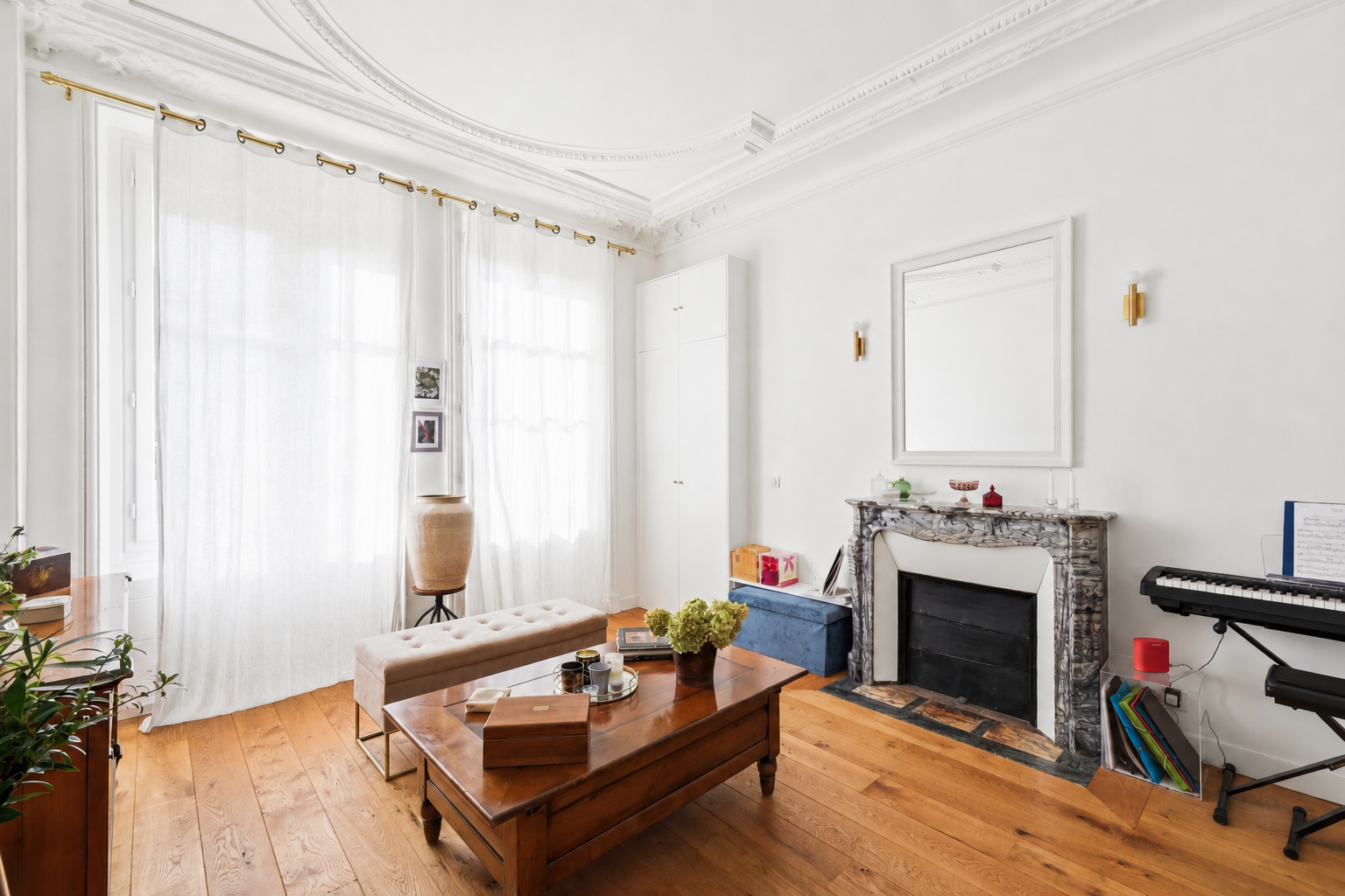 Elegant, quiet, light-filled Haussmannian studio just steps from Saint-Lazare