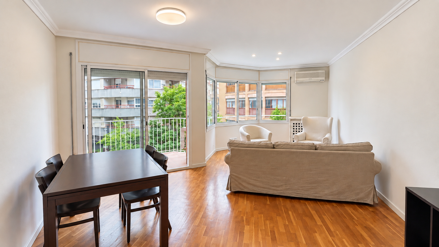 Fantastic apartment in Girona’s Eixample, with a terrace and parking space in the same building.