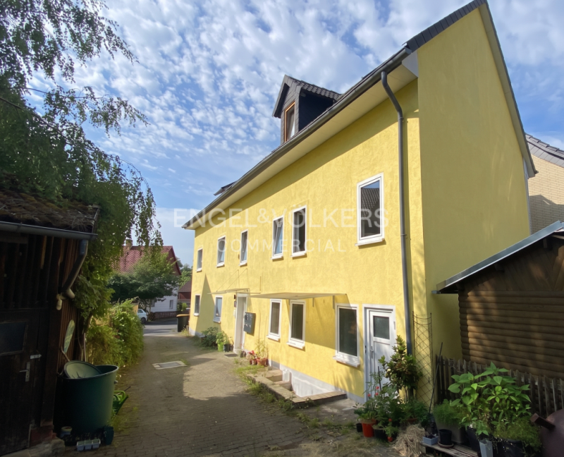 Ertragsstarkes Mehrfamilienhaus mit bebaubarem Grundstück