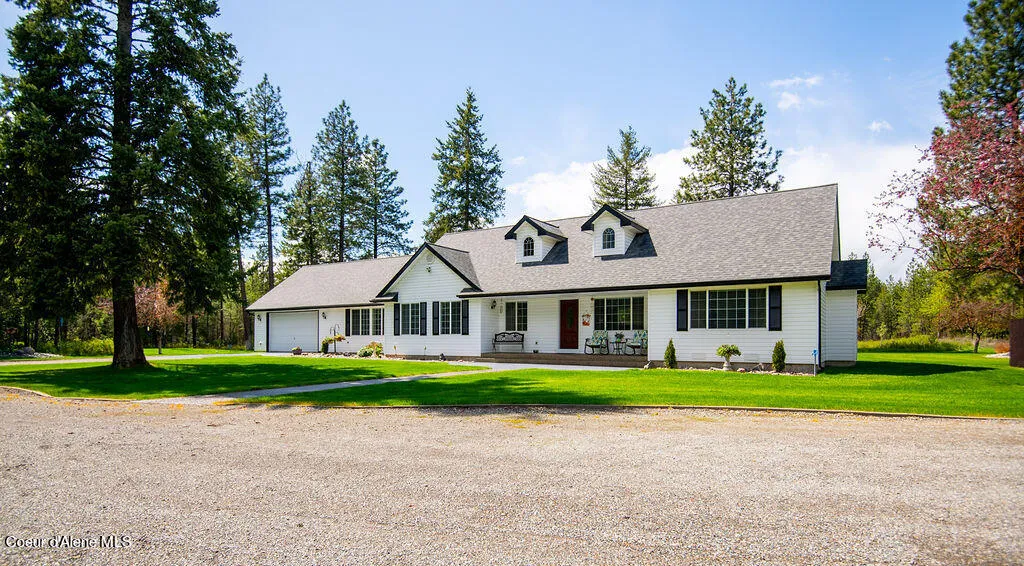 Gorgeous Home with a Saloon on 20 Sub-dividable Acres