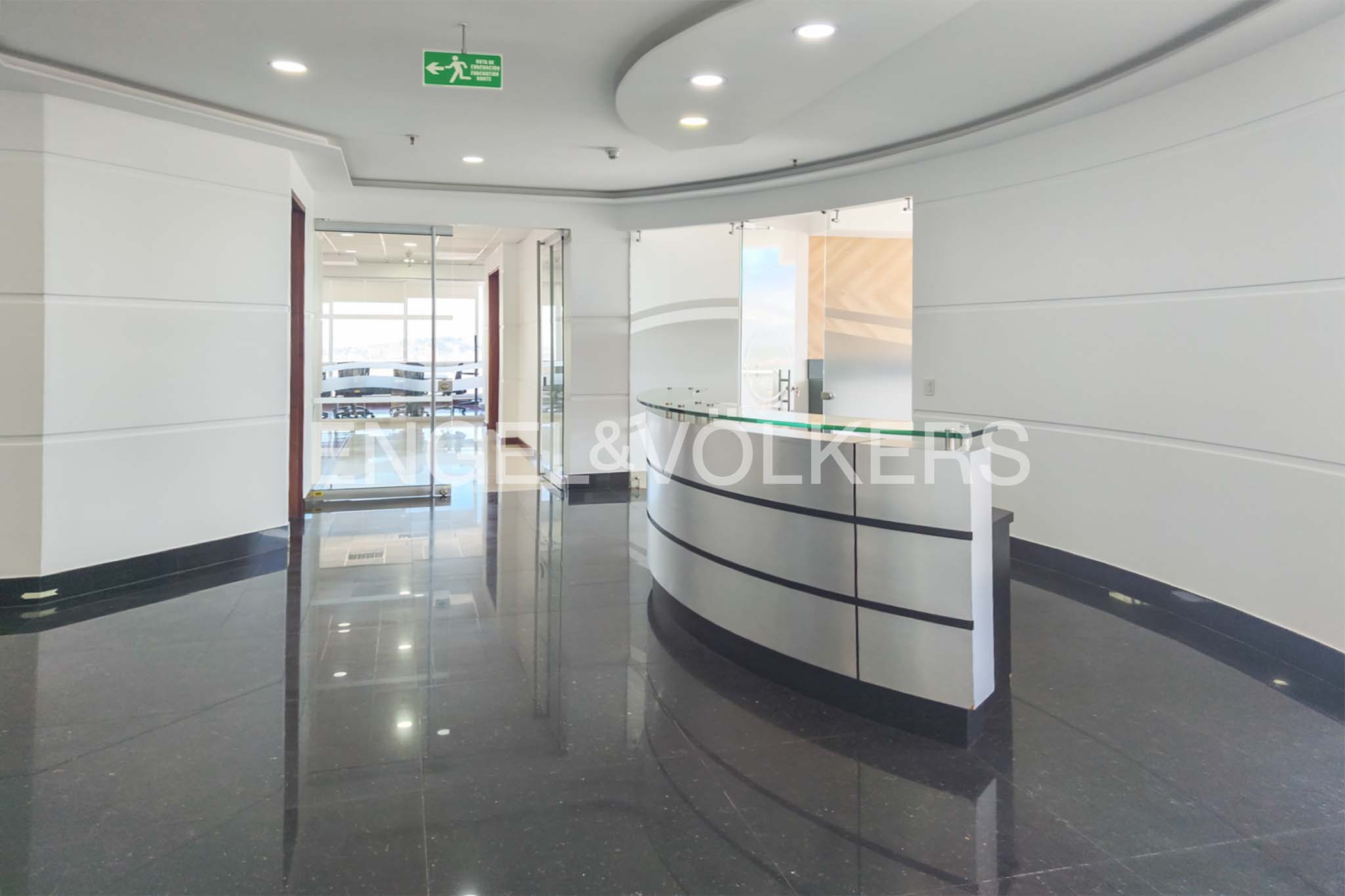 Arriendo Oficina Semi amoblada en complejo empresarial North Point
