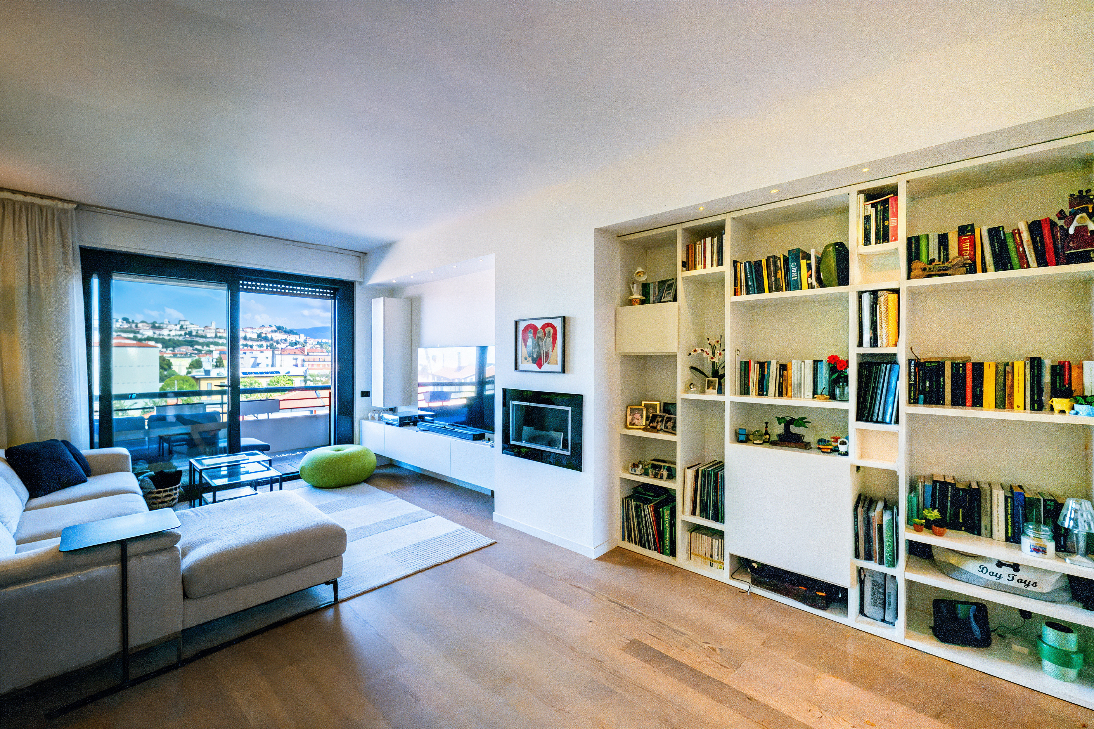 Three-room apartment, ready to live, overlooking the Upper Town