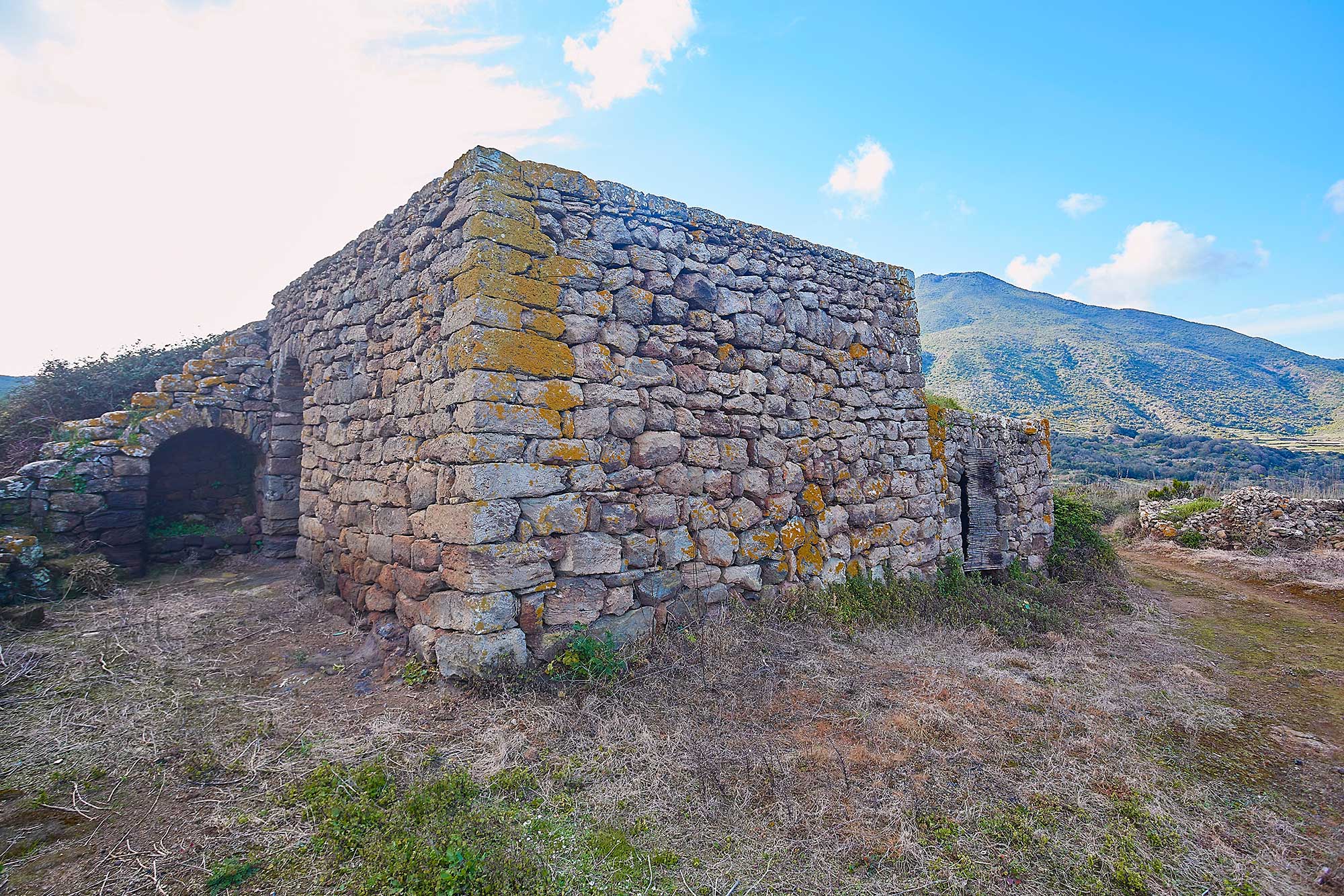 Porzione di antico dammuso con terreno e cappereto - c/da Barone