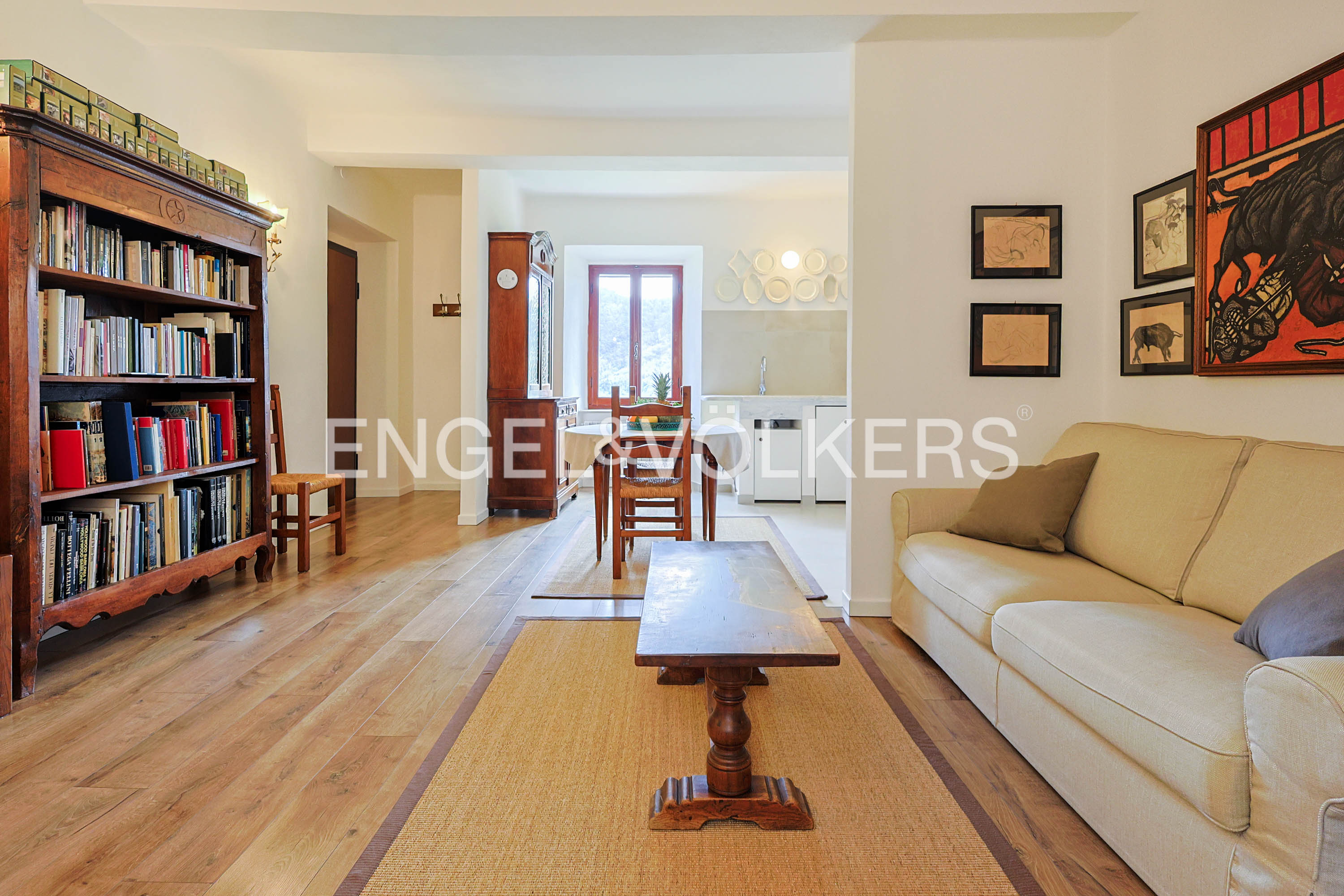 Refined renovated apartment in the old village of Castelnuovo Magra