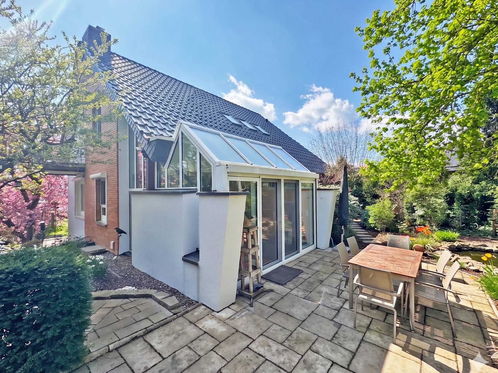 Bezugsfertiges Eigenheim mit Weitblick und Gartenidylle