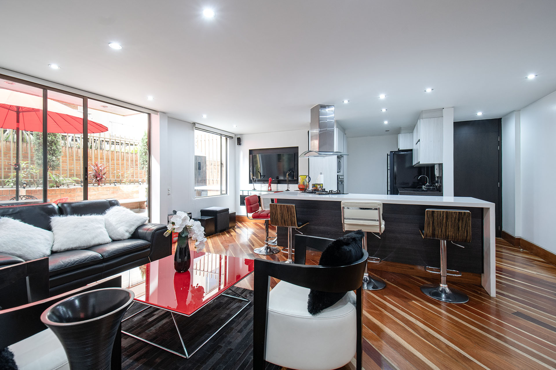 Apartamento amoblado con terraza para arriendo en Santa Paula