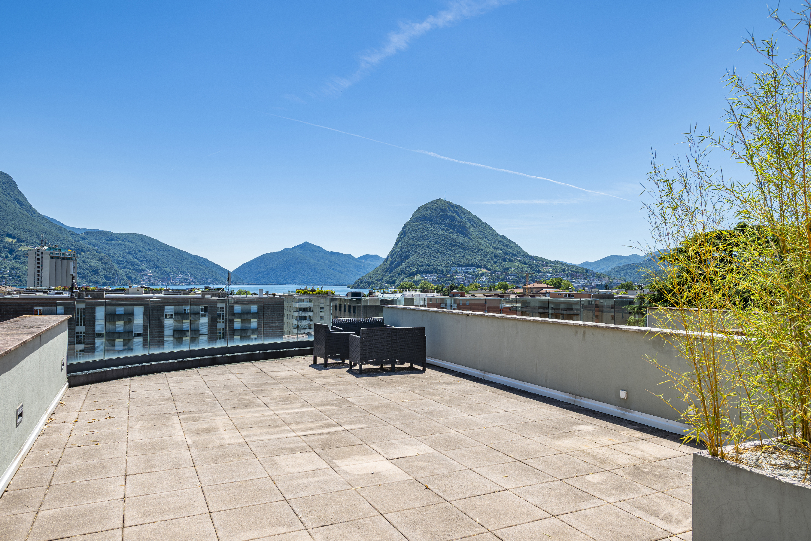 Meravigliosa terrazza rooftop con vista lago
