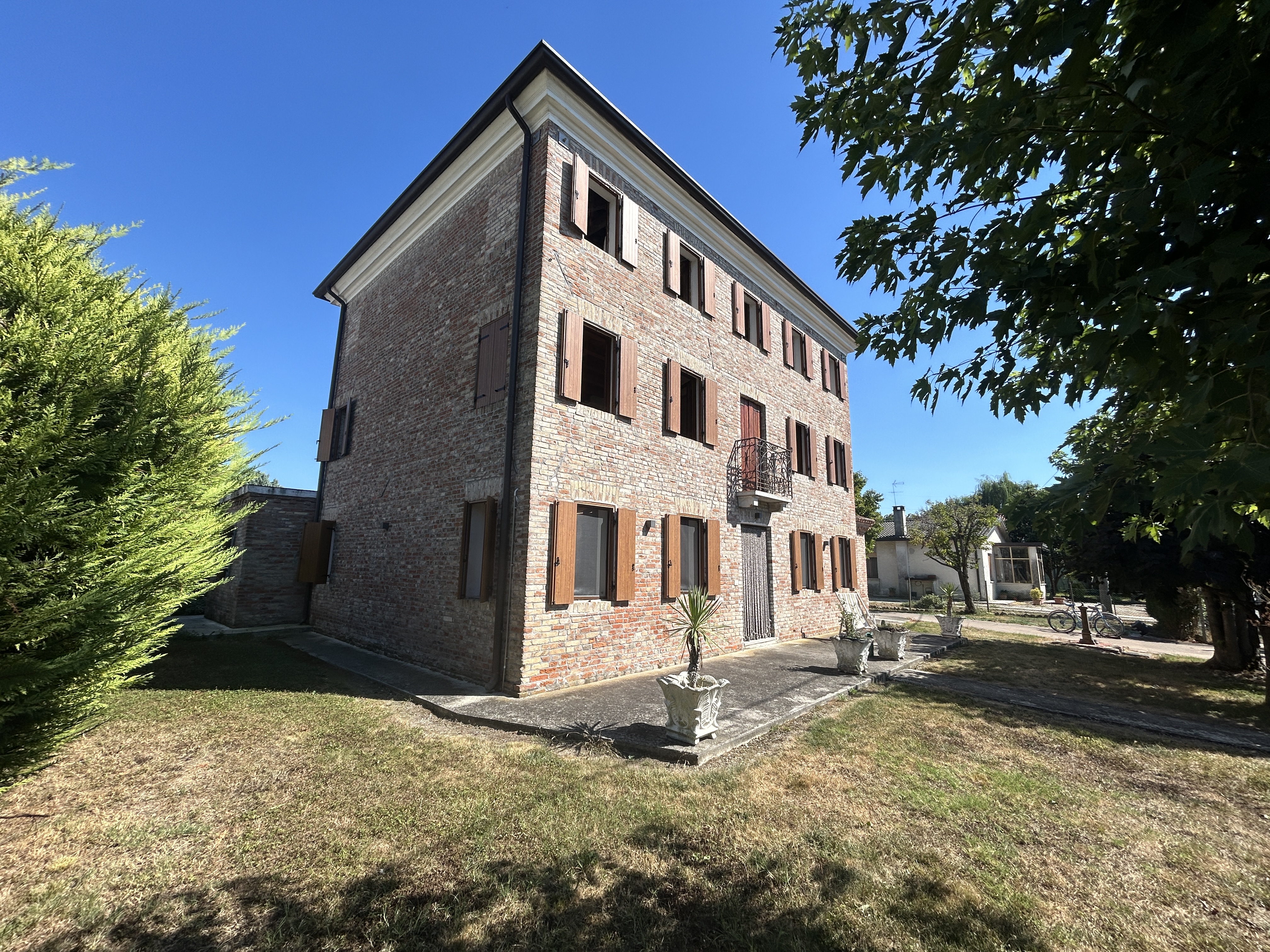 Prestigious partially renovated villa