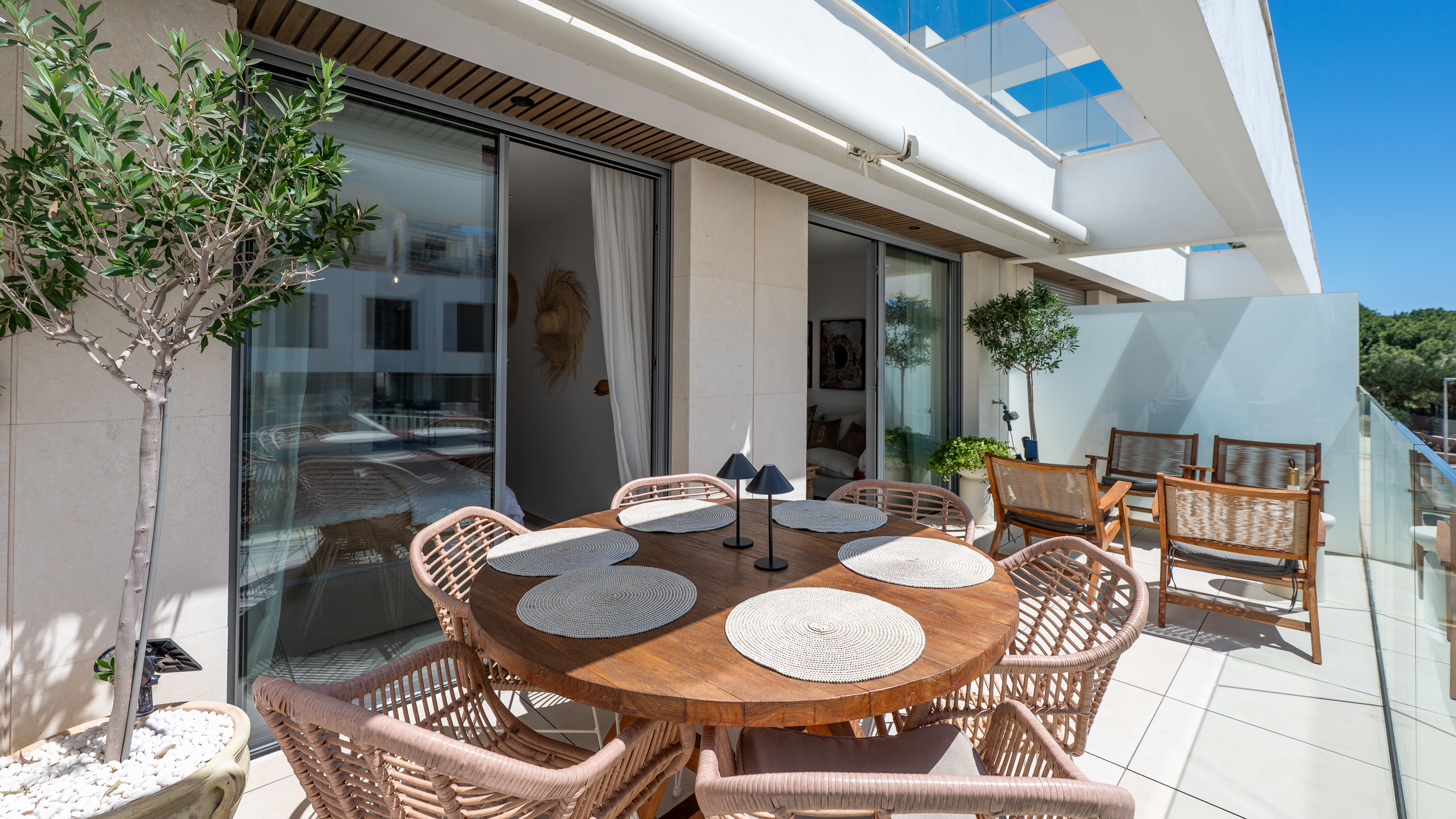 Modern Beachside Apartment with Premium Amenities
