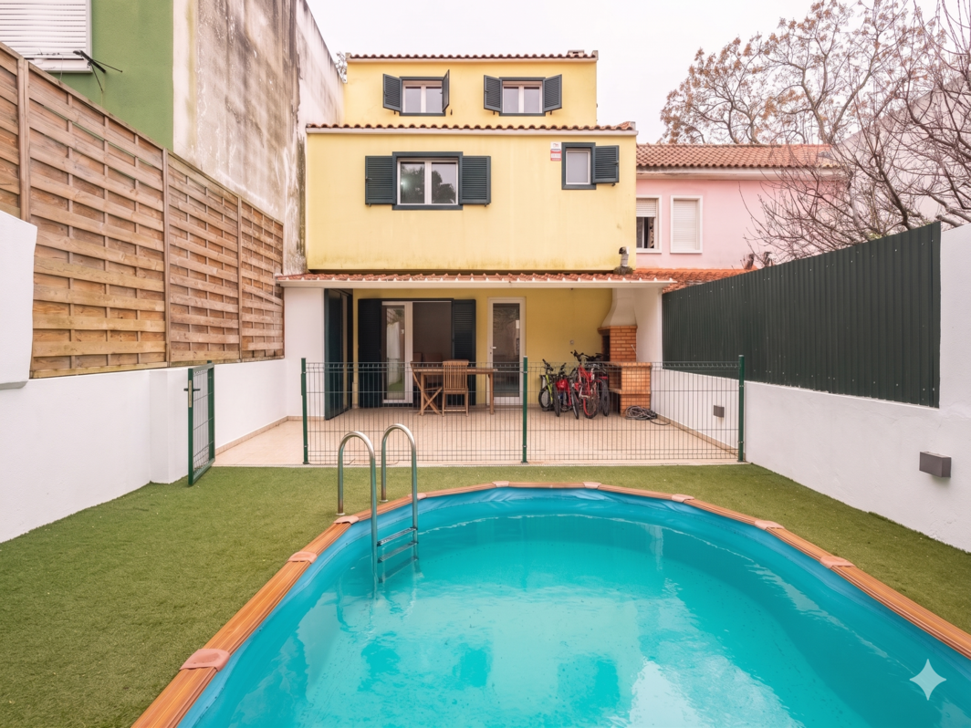 3-bedroom house with pool — Santa Cruz Neighborhood, Benfica