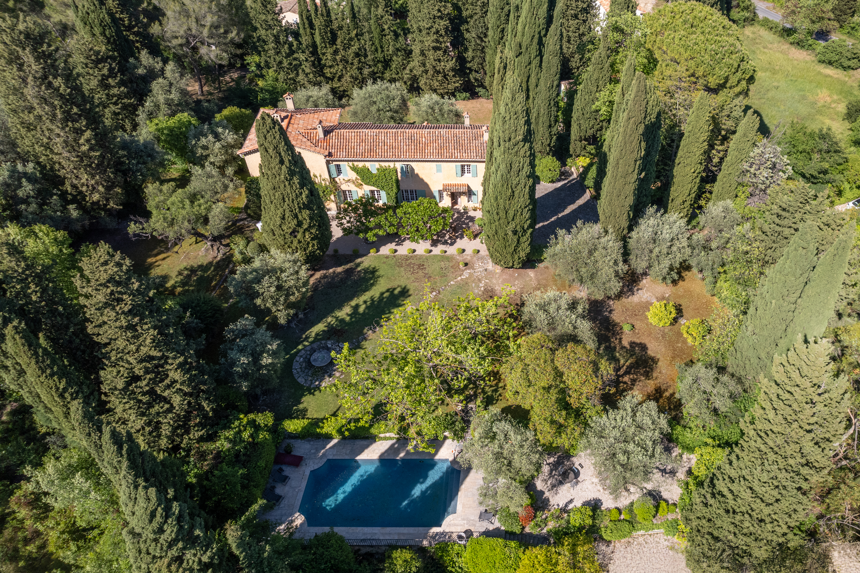 Mas de charme du XIXe et Bastidon d'invités, grand terrain plat avec piscine