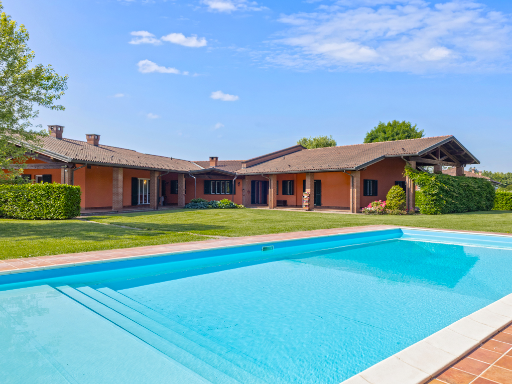 Charming villa with pool, pool house and panoramic view