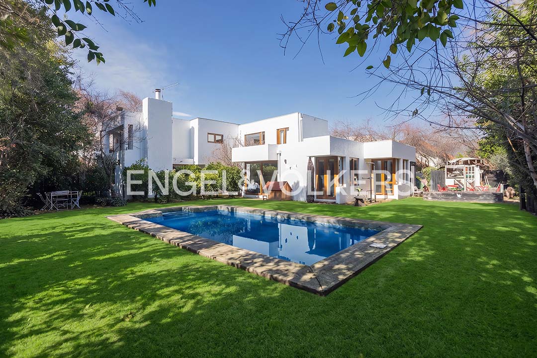 Luminosa casa arquitectónica con gran vida familiar a pasos del Newland