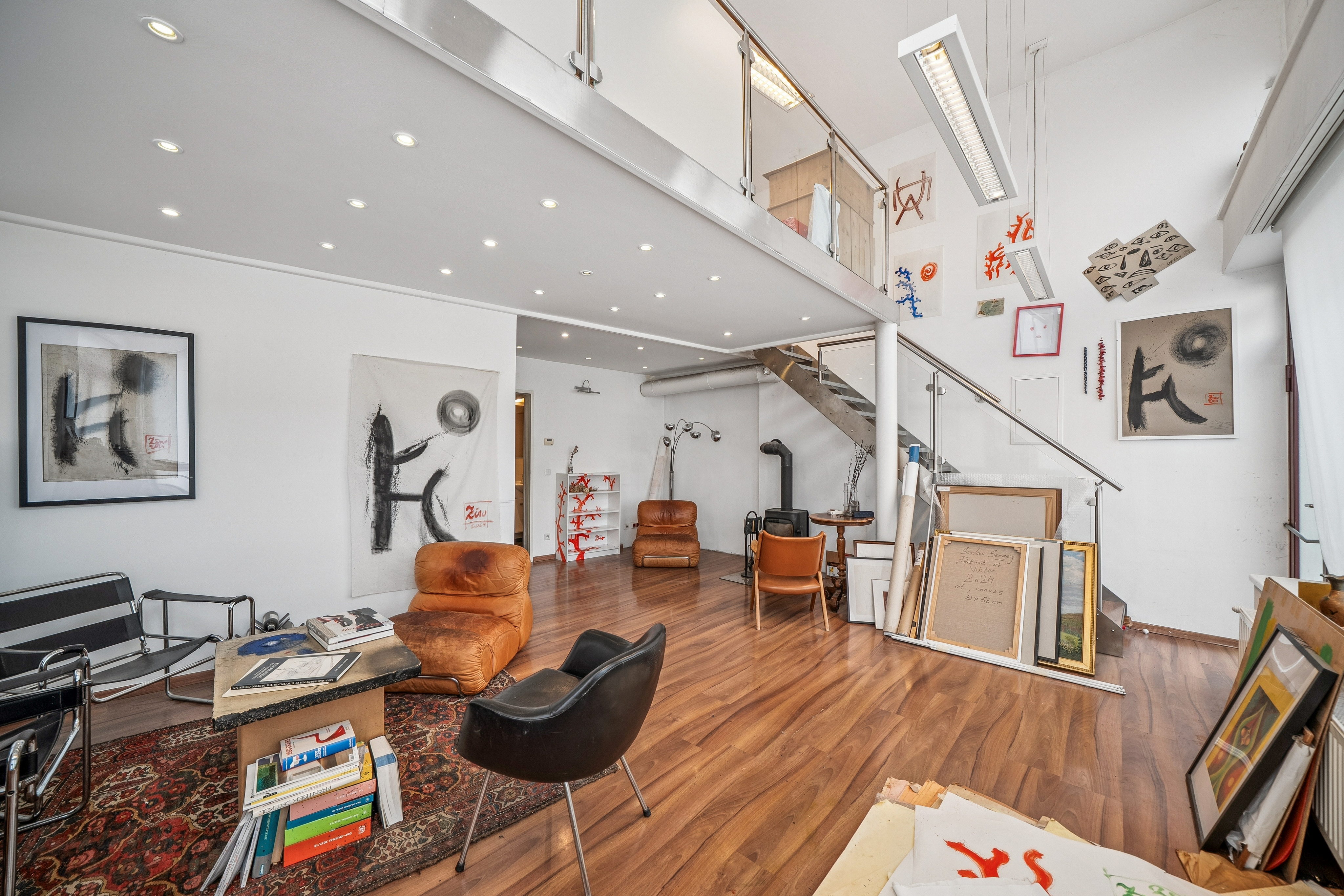 Urban loft in a sought-after Wieden neighborhood – distinctive living with artistic flair