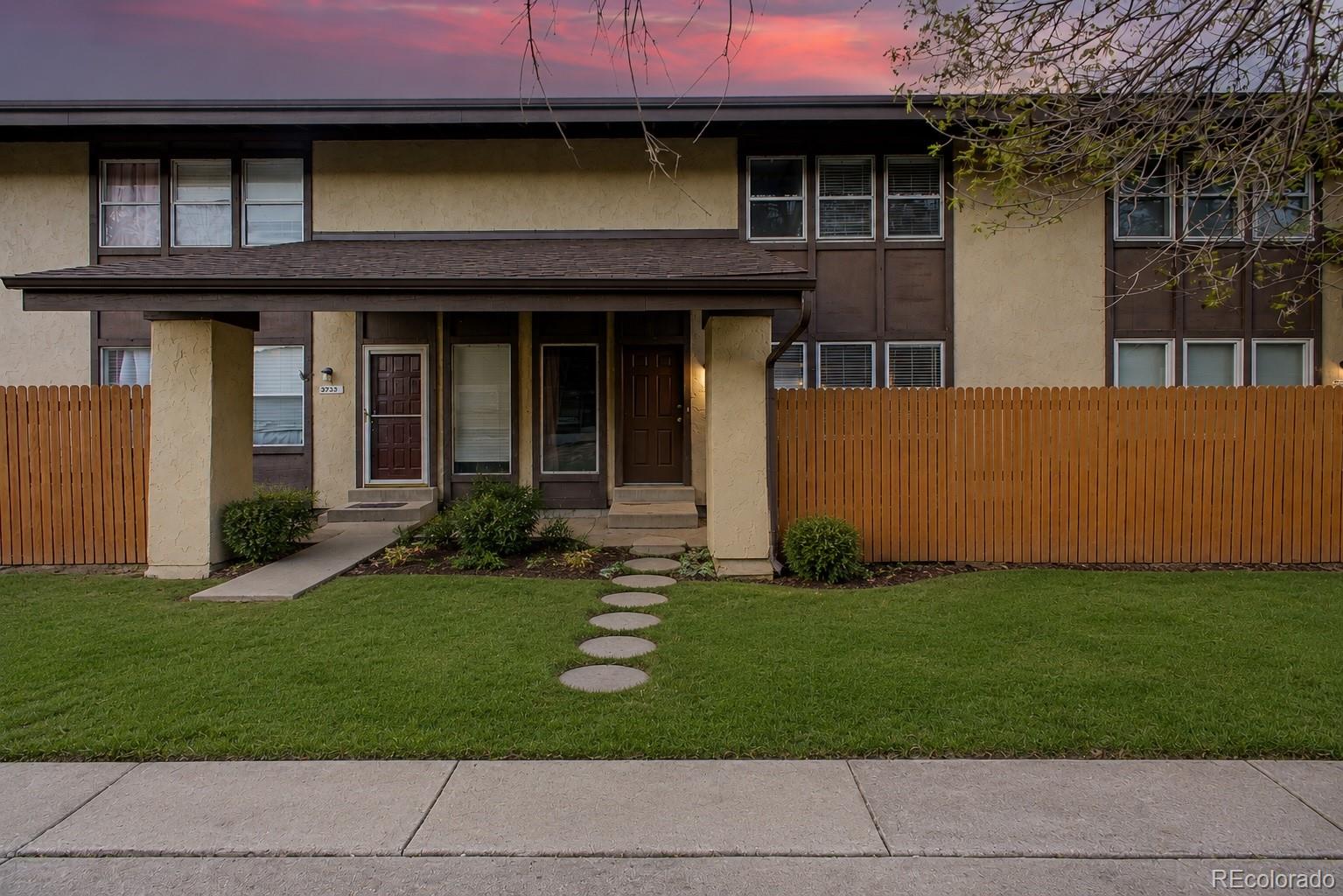 Charming Townhome With Cozy Fireplace And Patio