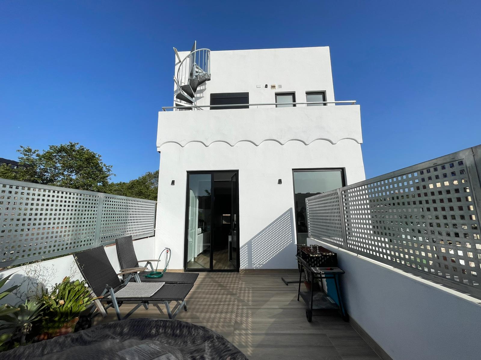Three-story house with a panoramic terrace and private garage in Provençals del Poblenou.
