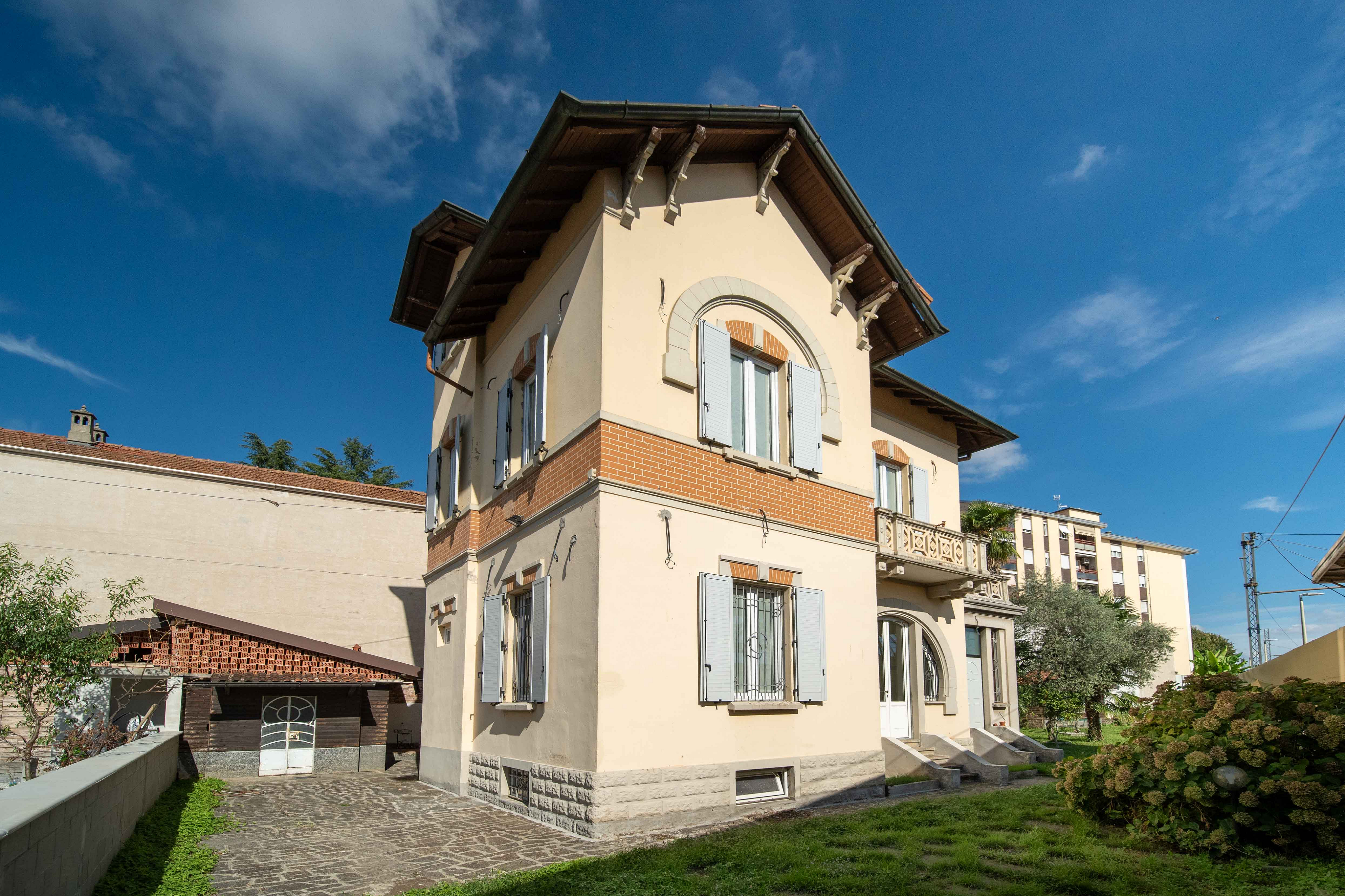 Renovated Liberty villa in the heart of Tradate