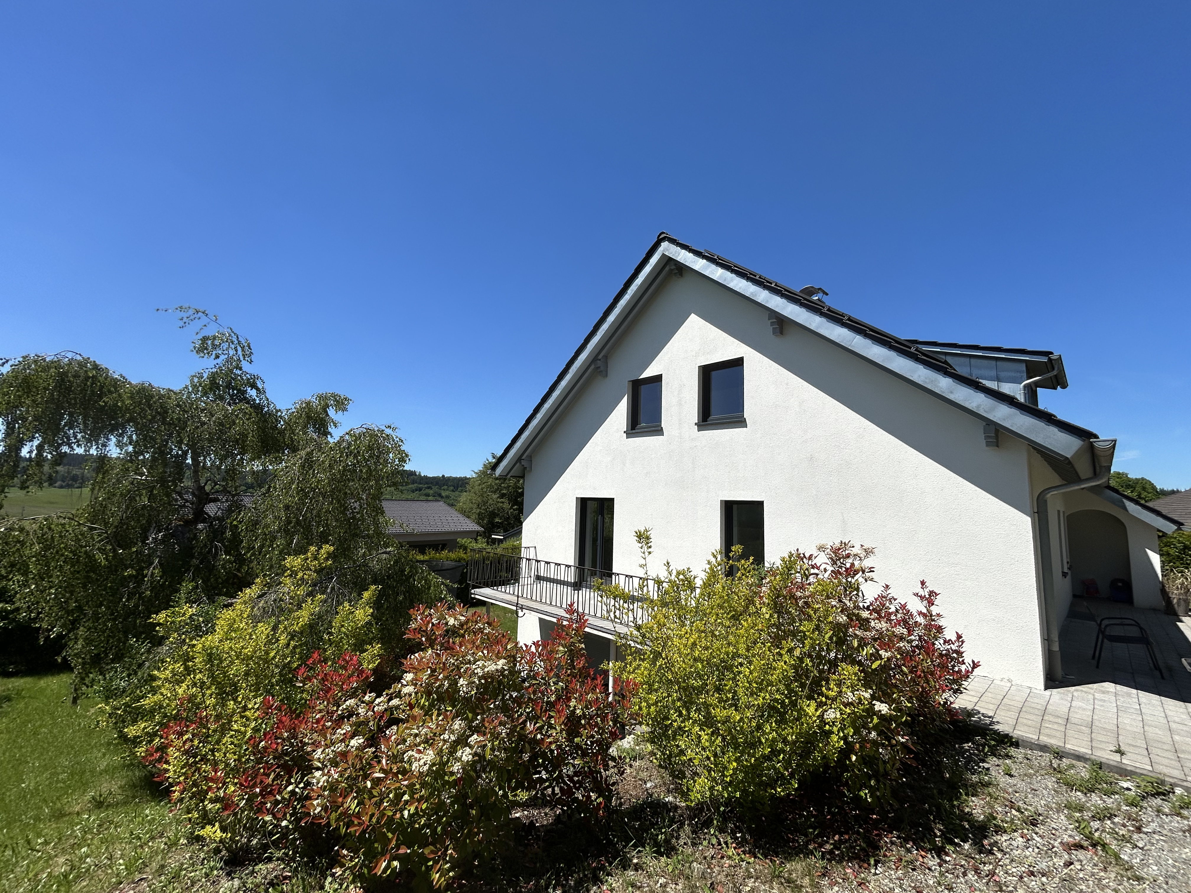 Repräsentatives Haus mit 278 m², 11 Zimmern, Einliegerwohnung, Terrassen, Garten & Weitblick – modernisiert, ruhig gelegen und bestens angebunden.