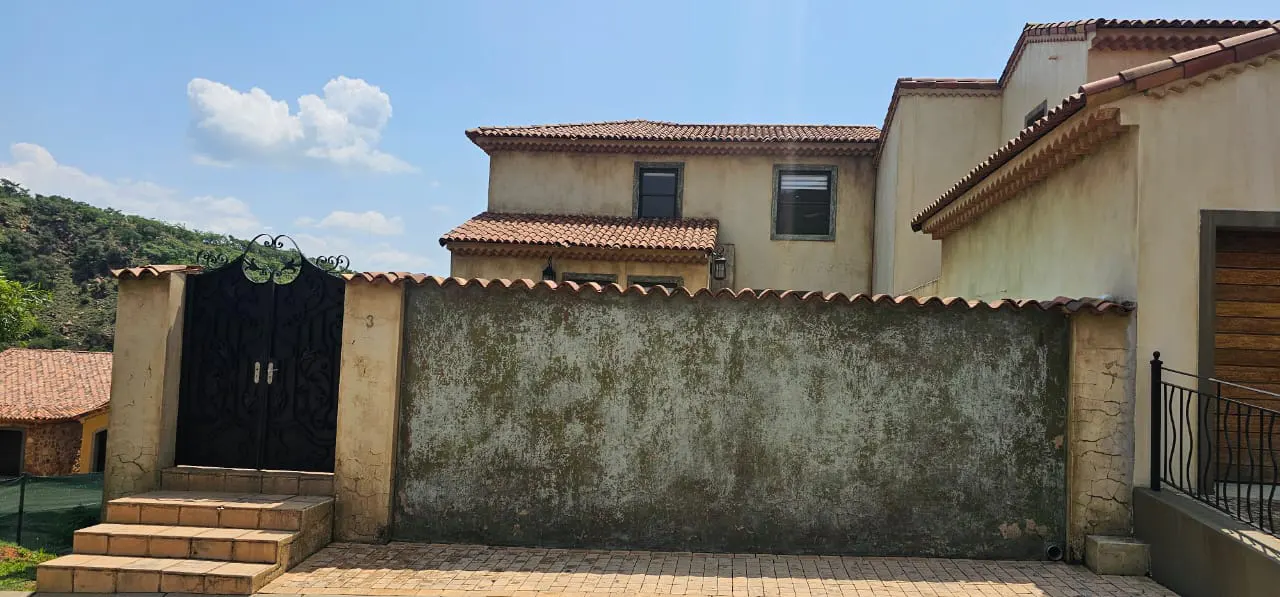 Entrance with parking through garden and pool