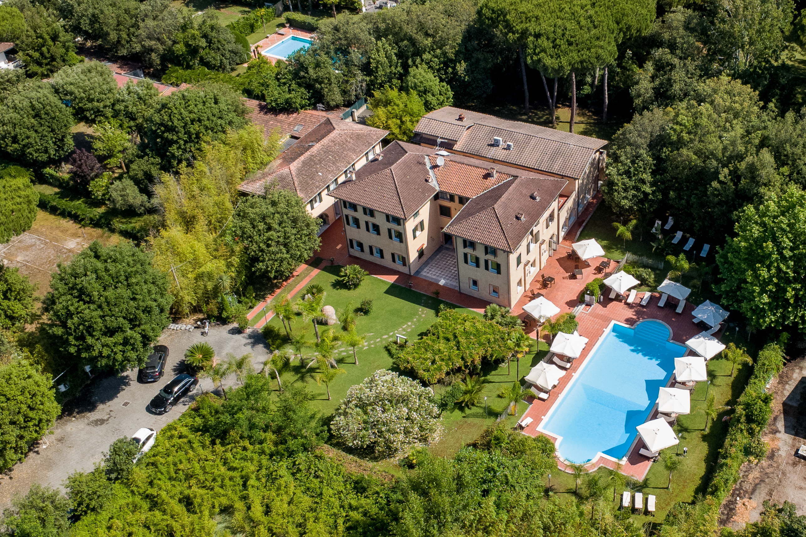 Villa storica con parco e piscina, a pochi passi dal mare.