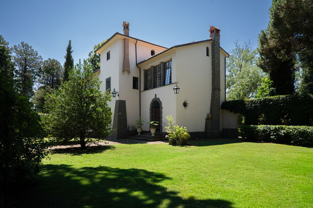 The secret charm of the 1800s: exclusive farmhouse with park and pool in Latera